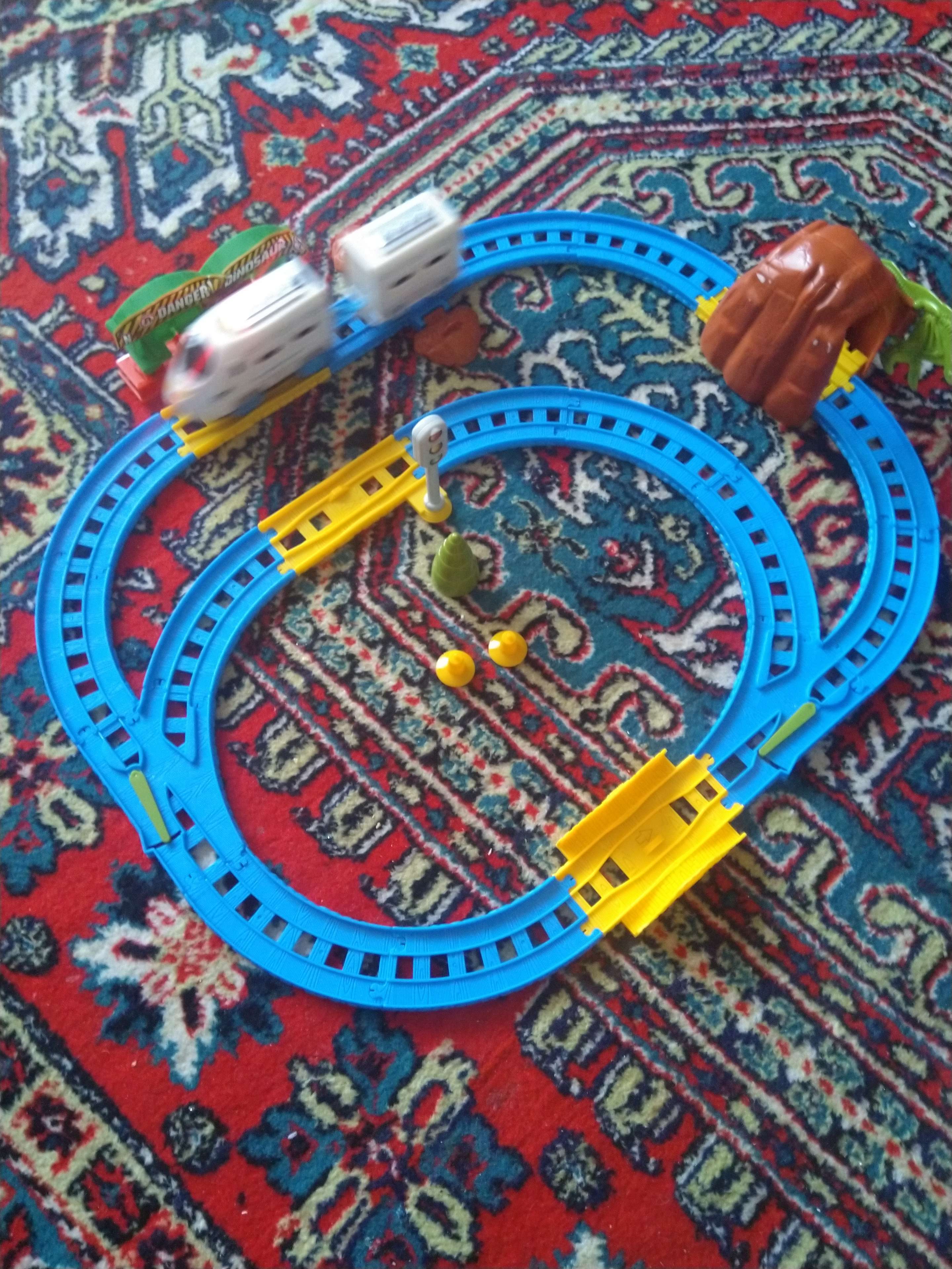 Фотография покупателя товара Железная дорога «Пассажирский поезд», со светозвуковыми эффектами, протяжённость пути 2,2 м - Фото 3