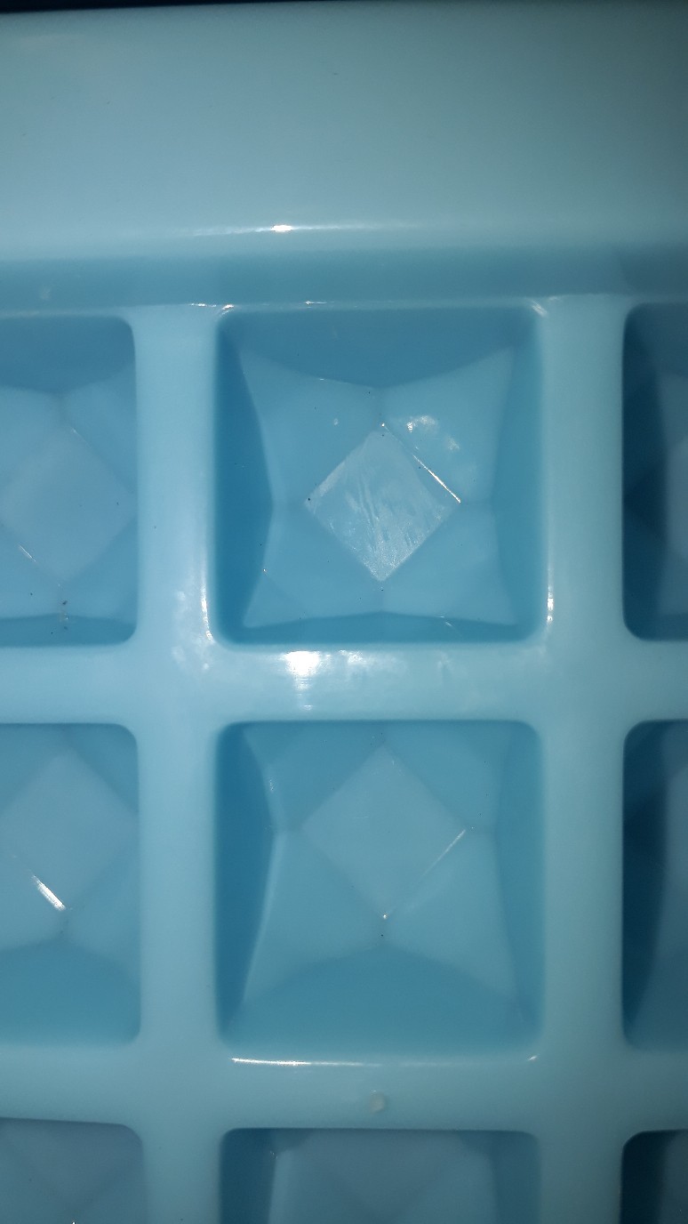 Фотография покупателя товара Форма для льда и шоколада «Сапфир», 25×13×2 см, 50 ячеек, цвет МИКС - Фото 4