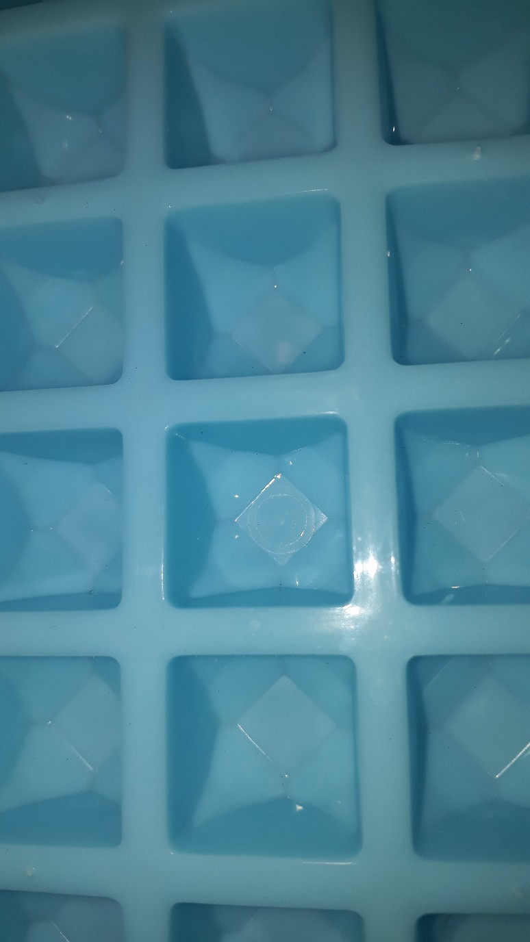 Фотография покупателя товара Форма для льда и шоколада «Сапфир», 25×13×2 см, 50 ячеек, цвет МИКС - Фото 5