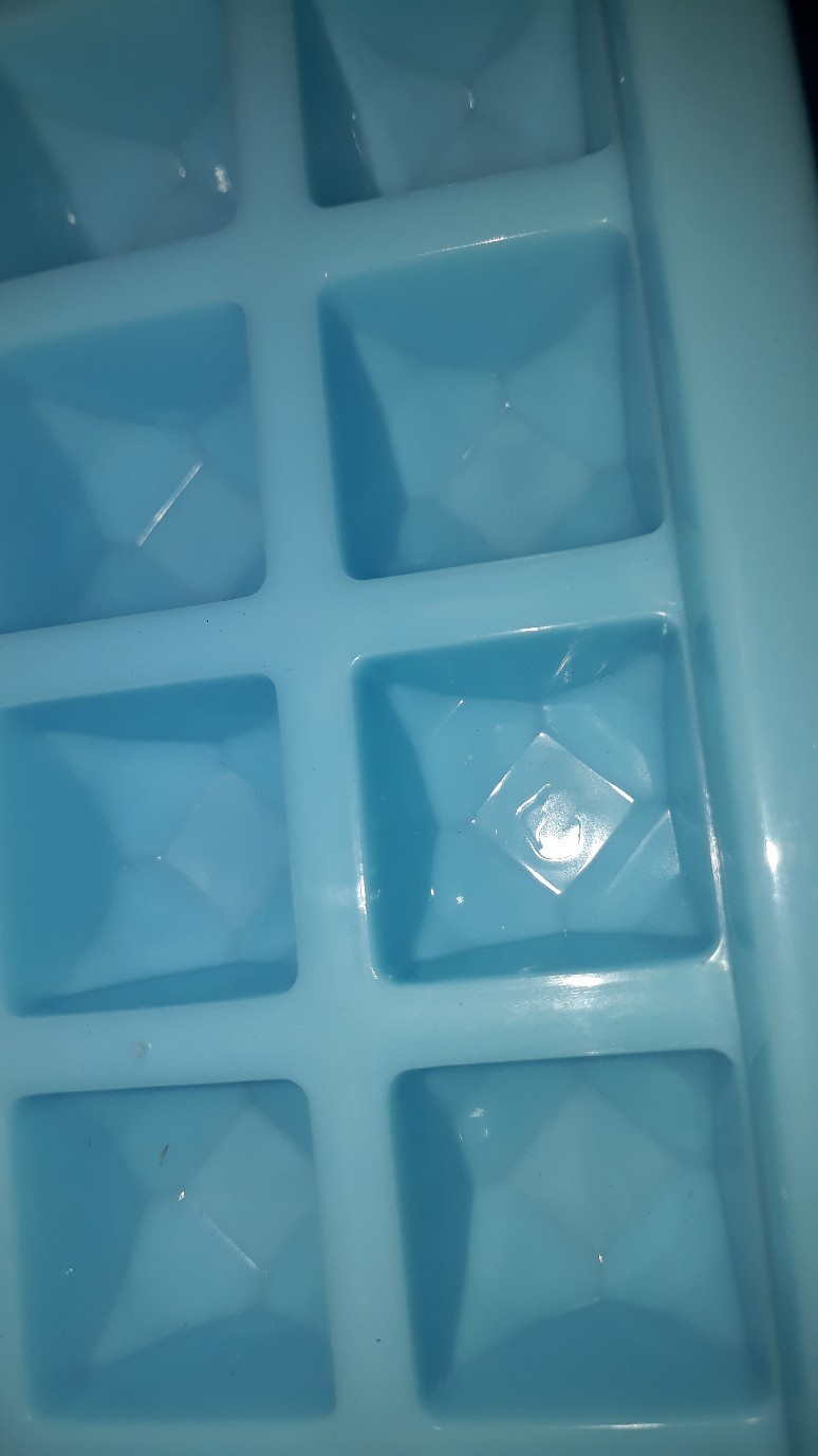 Фотография покупателя товара Форма для льда и шоколада «Сапфир», 25×13×2 см, 50 ячеек, цвет МИКС - Фото 6