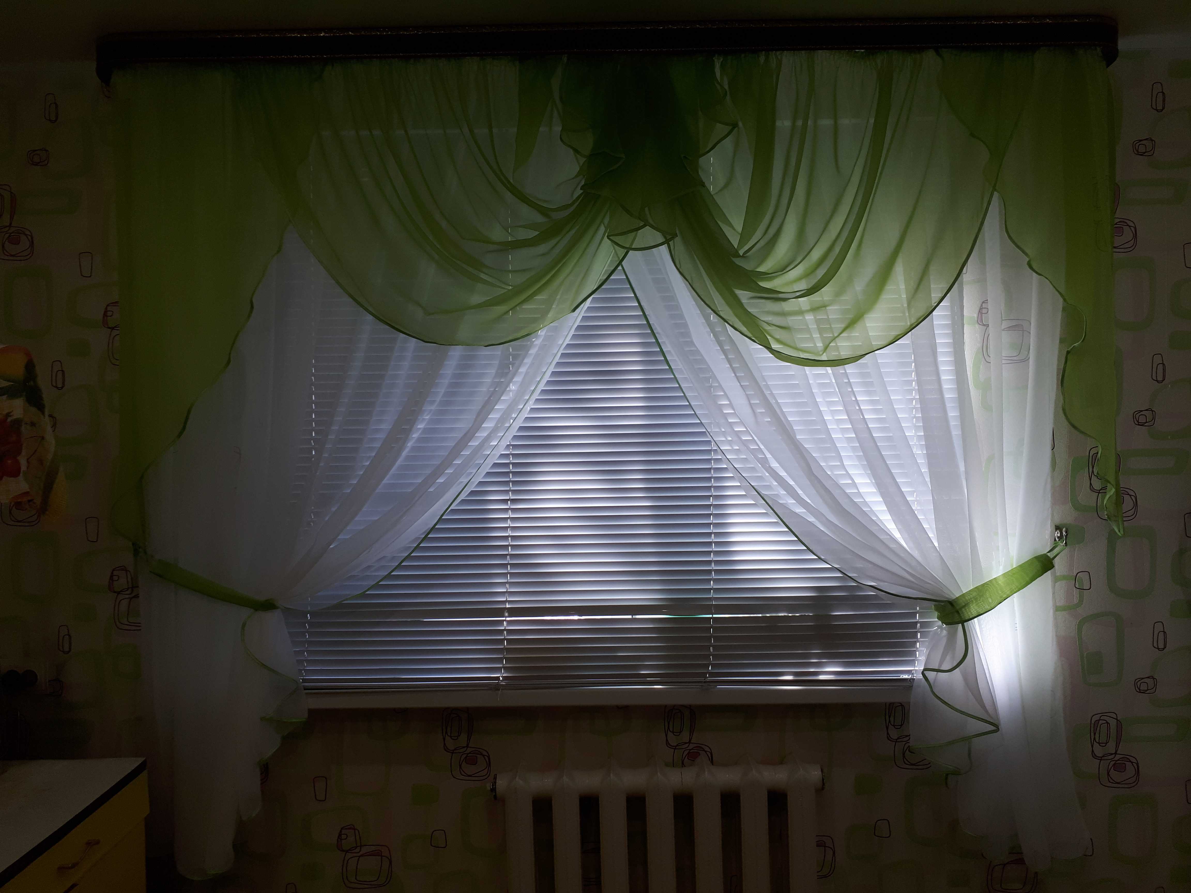 Фотография покупателя товара Комплект штор «Юлия-4», 180 × 280 см - 2 шт, ламбрекен 300 см, ярко - зелёный - Фото 2