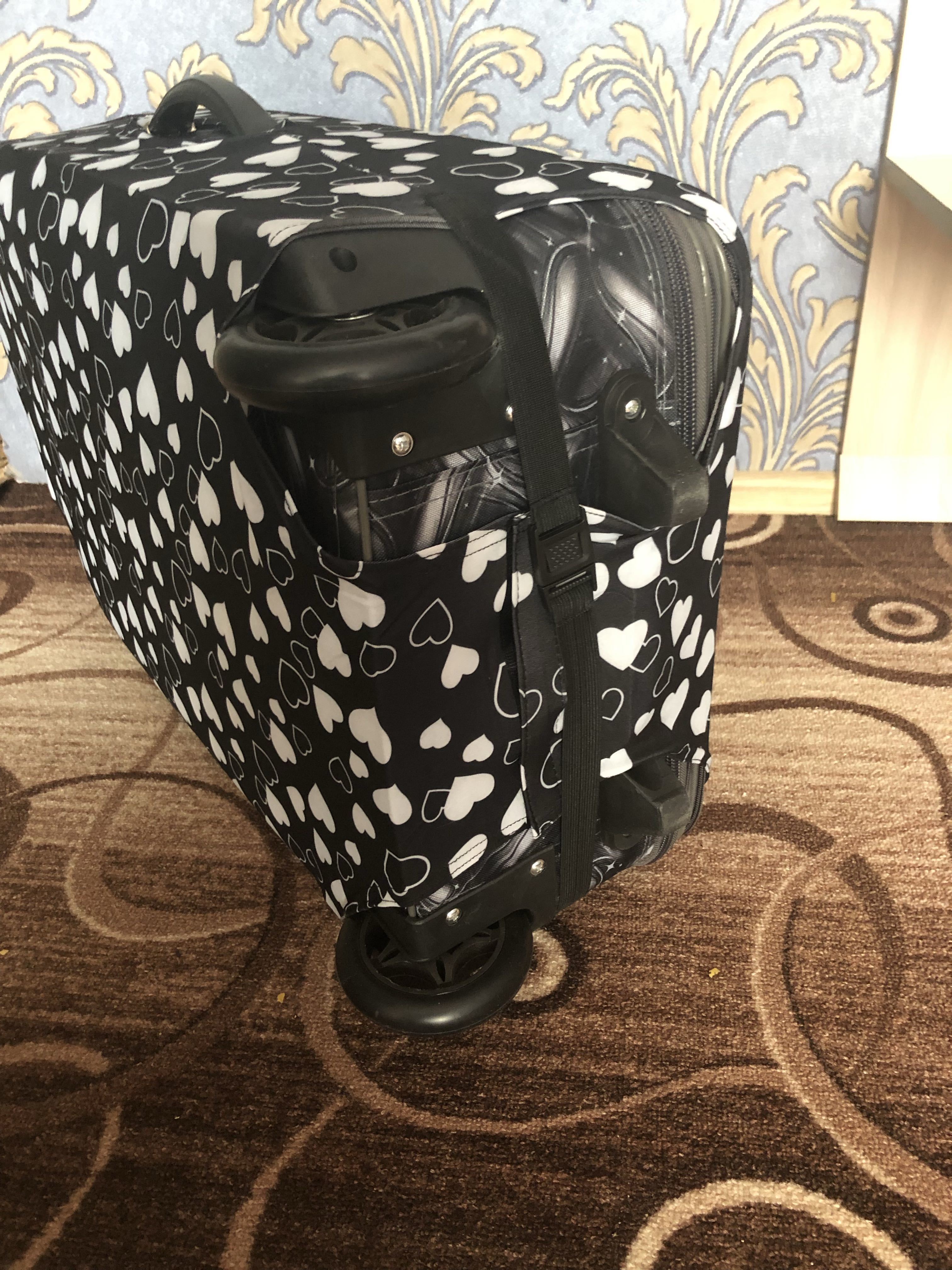 Фотография покупателя товара Чехол для чемодана "Сердечки", 24", цвет чёрный/белый - Фото 3