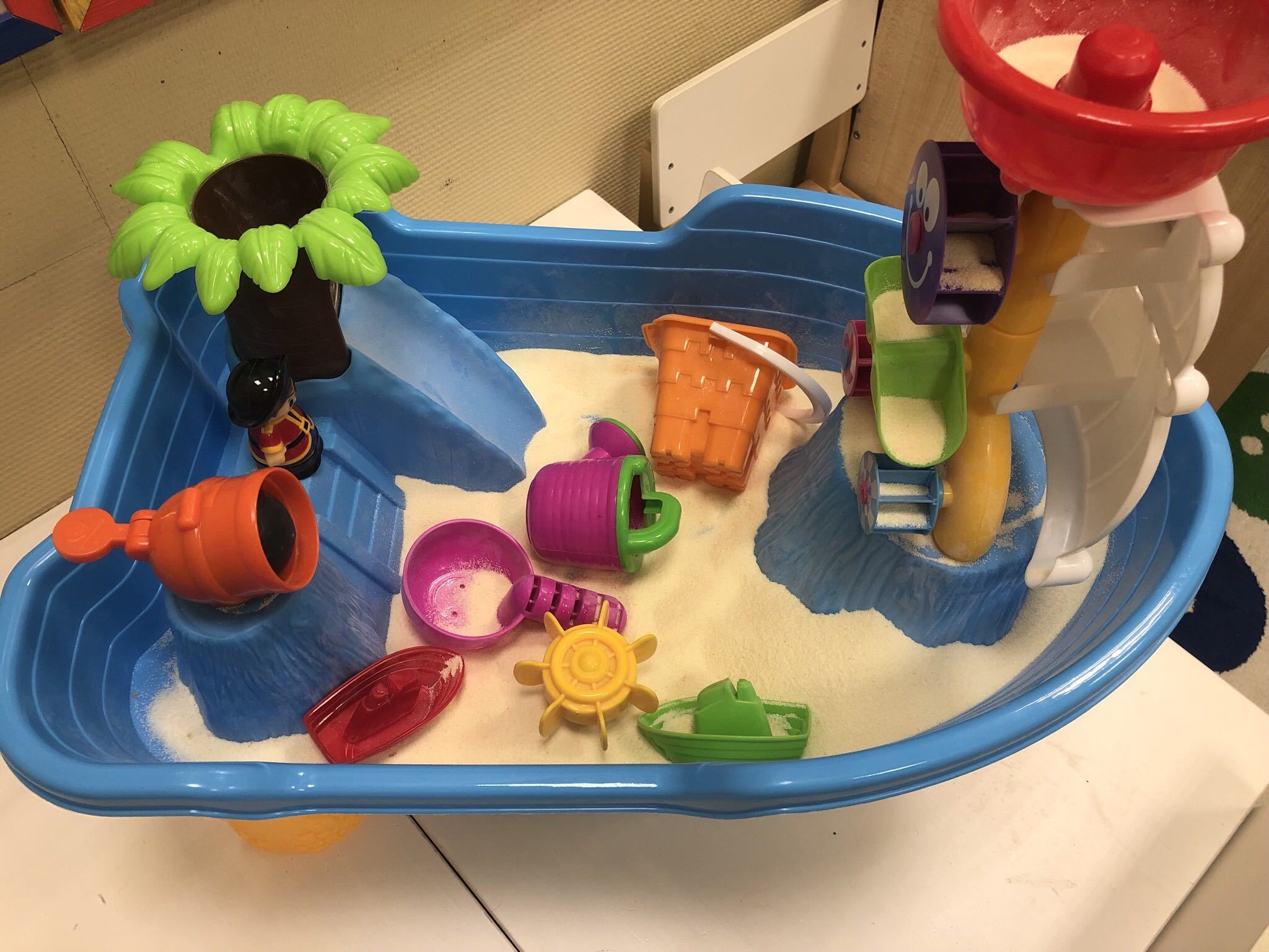 Фотография покупателя товара Столик игровой «Кораблик», с песочным набором, 16 аксессуаров для игры с песком и водой, объём ведра 0,25 л - Фото 1