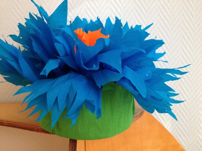 Фотография покупателя товара Набор бумаги крепированной "Классика", рулон, 10 штук/10 цветов, 50 х 200 см, 30 г/м2