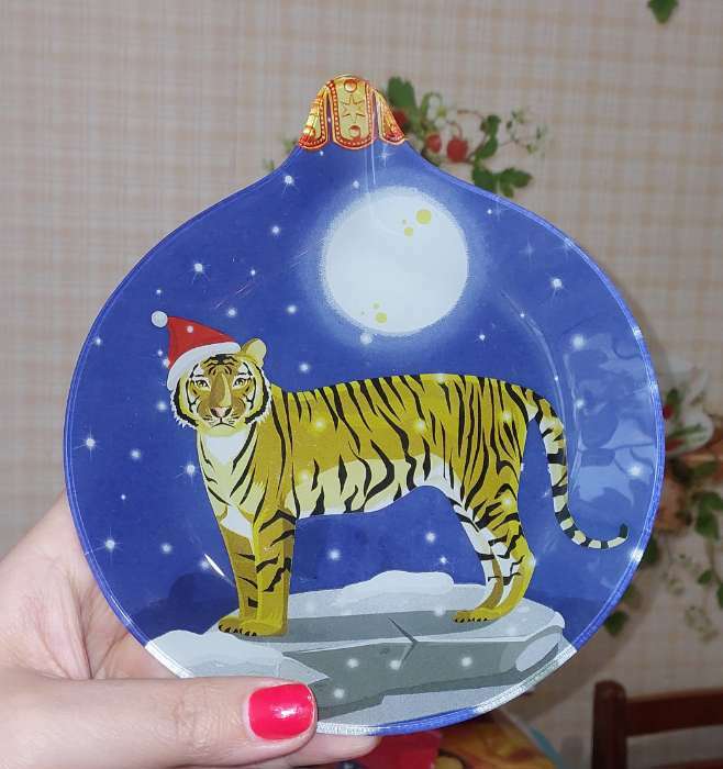 Фотография покупателя товара Блюдо стеклянное сервировочное Доляна «Ёлочная игрушка. Тигр в звёздах», 18×15,2 см