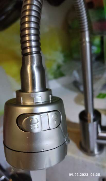 Фотография покупателя товара Смеситель для кухни ZEIN Z2390, гибкий излив, картридж керамика 40 мм, нерж. сталь, сатин - Фото 4