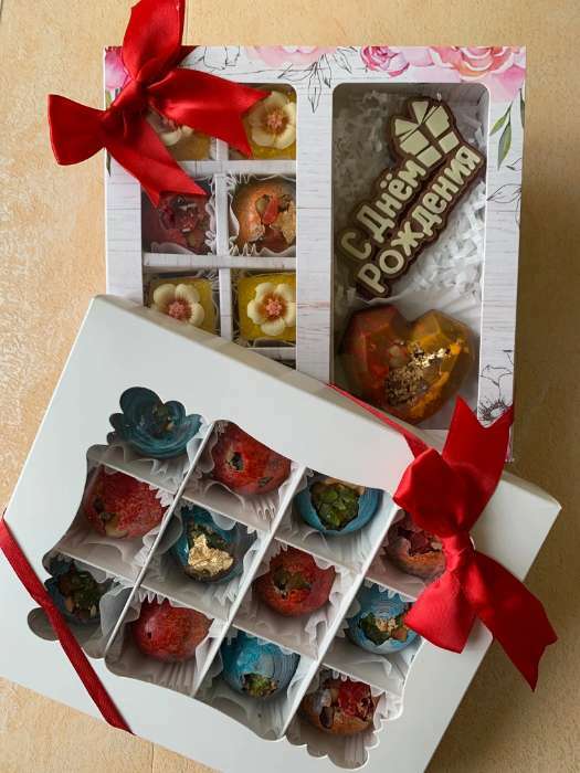 Фотография покупателя товара Коробка под 8 конфет + шоколад, с окном , пионы, 17,7 х 17,85 х 3,85 см