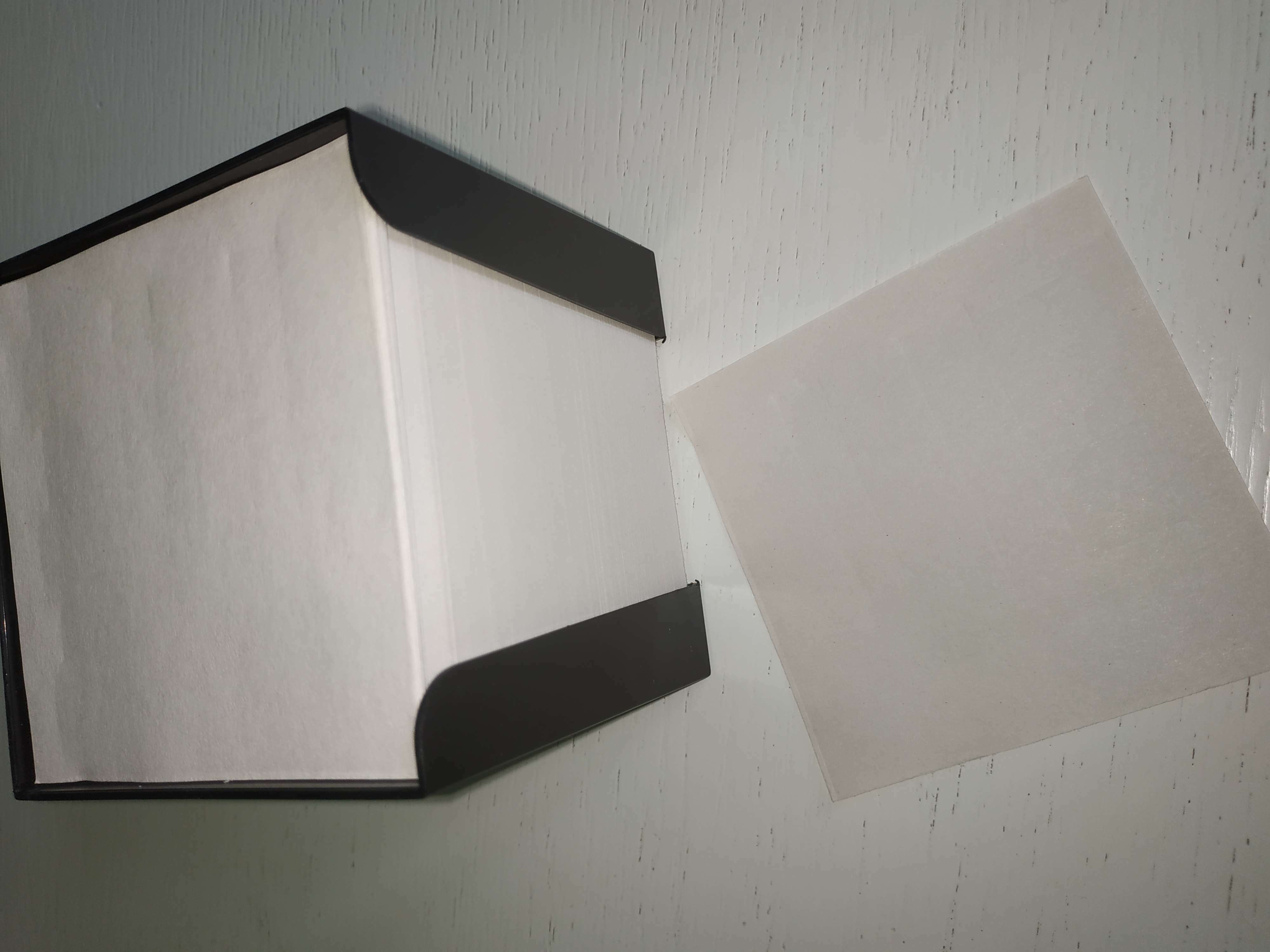 Фотография покупателя товара Блок бумаги для записей Стамм "Доступный офис", 9 x 9 x 9 см, 60 г/м2, в пластиковом боксе, МИКС