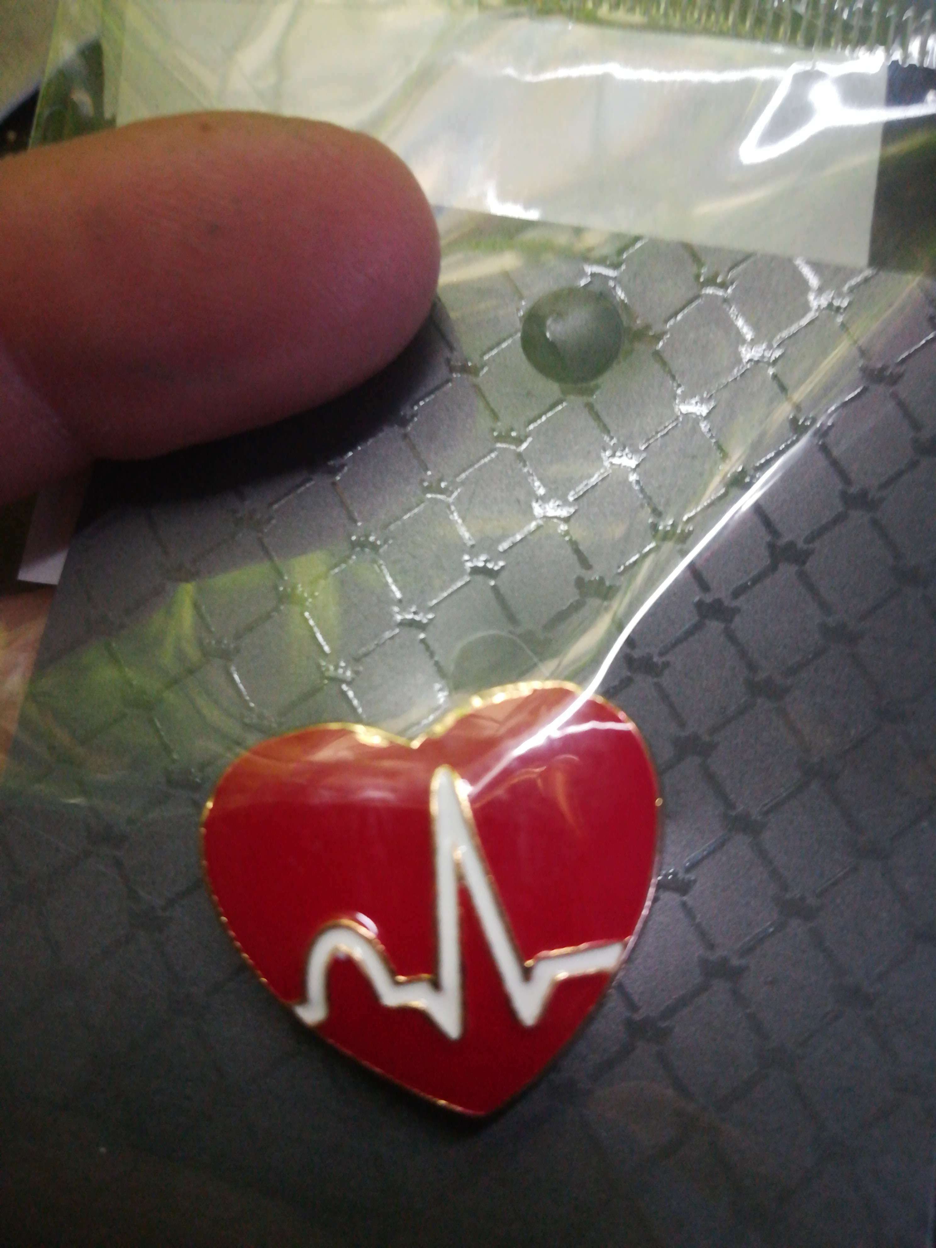 Фотография покупателя товара Брошь «Сердце» кардиограмма, цвет красно-белый в золоте - Фото 2