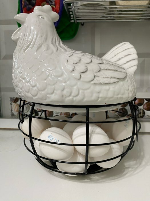 Фотография покупателя товара Ёмкость керамическая для хранения Доляна «Курочка», 22×20.5 см, цвет белый - Фото 2