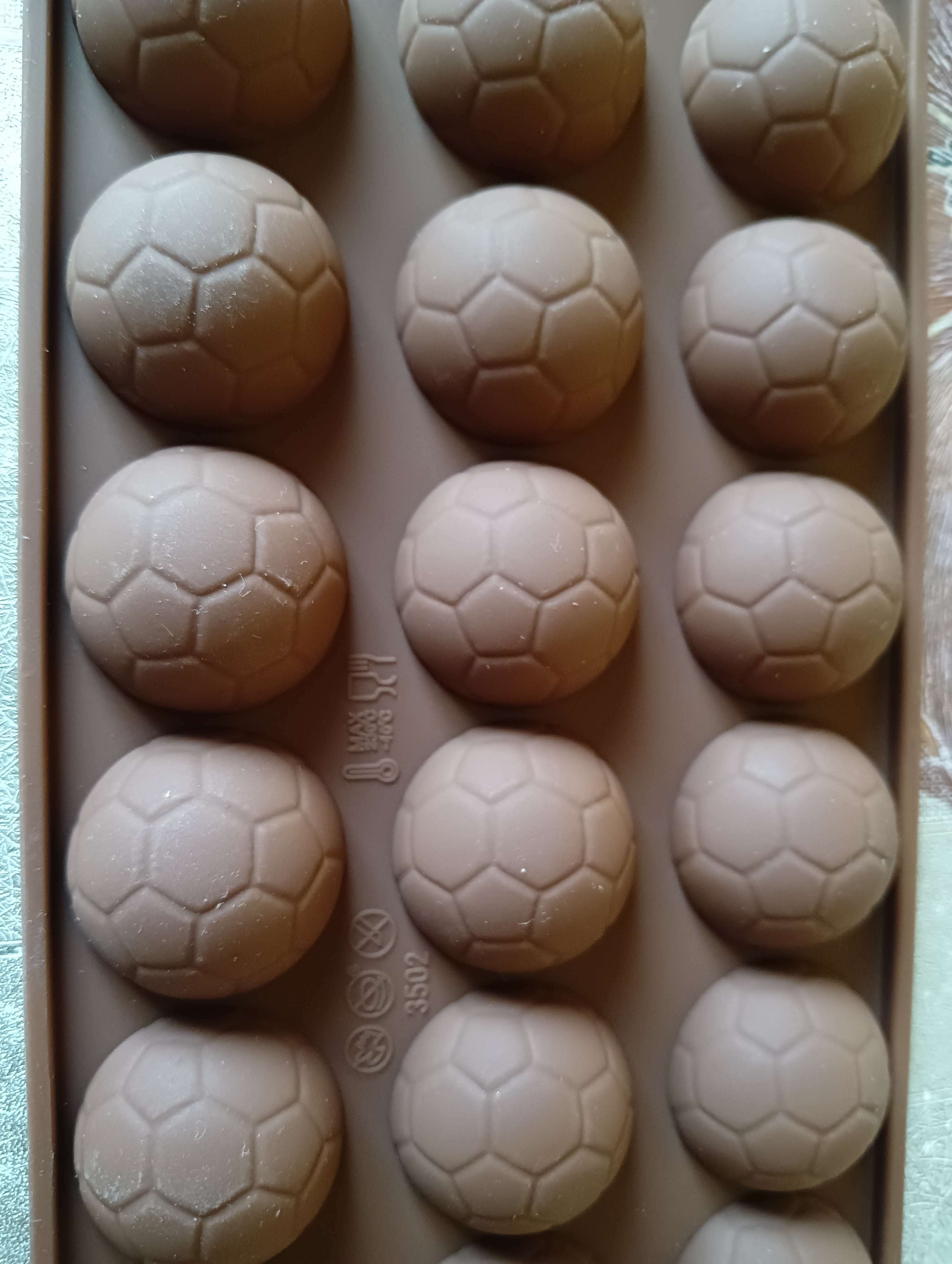 Фотография покупателя товара Форма для украшений Доляна «Мячики», силикон, 21×10,5×1,5 см, 18 ячеек, цвет коричневый - Фото 2