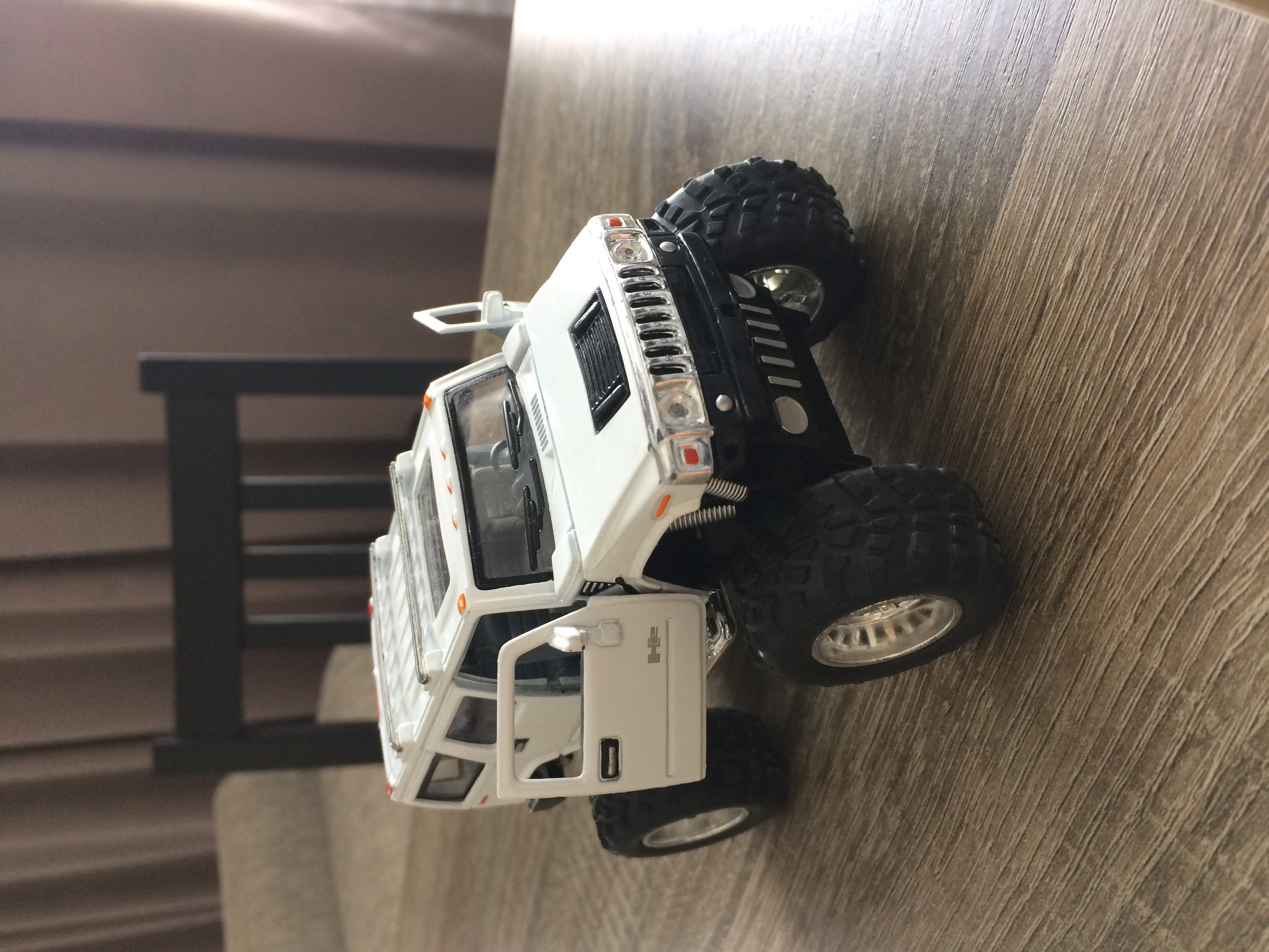 Фотография покупателя товара Машина металлическая Hummer H2 SUV (Off Road), масштаб 1:40, открываются двери, инерция, МИКС - Фото 2