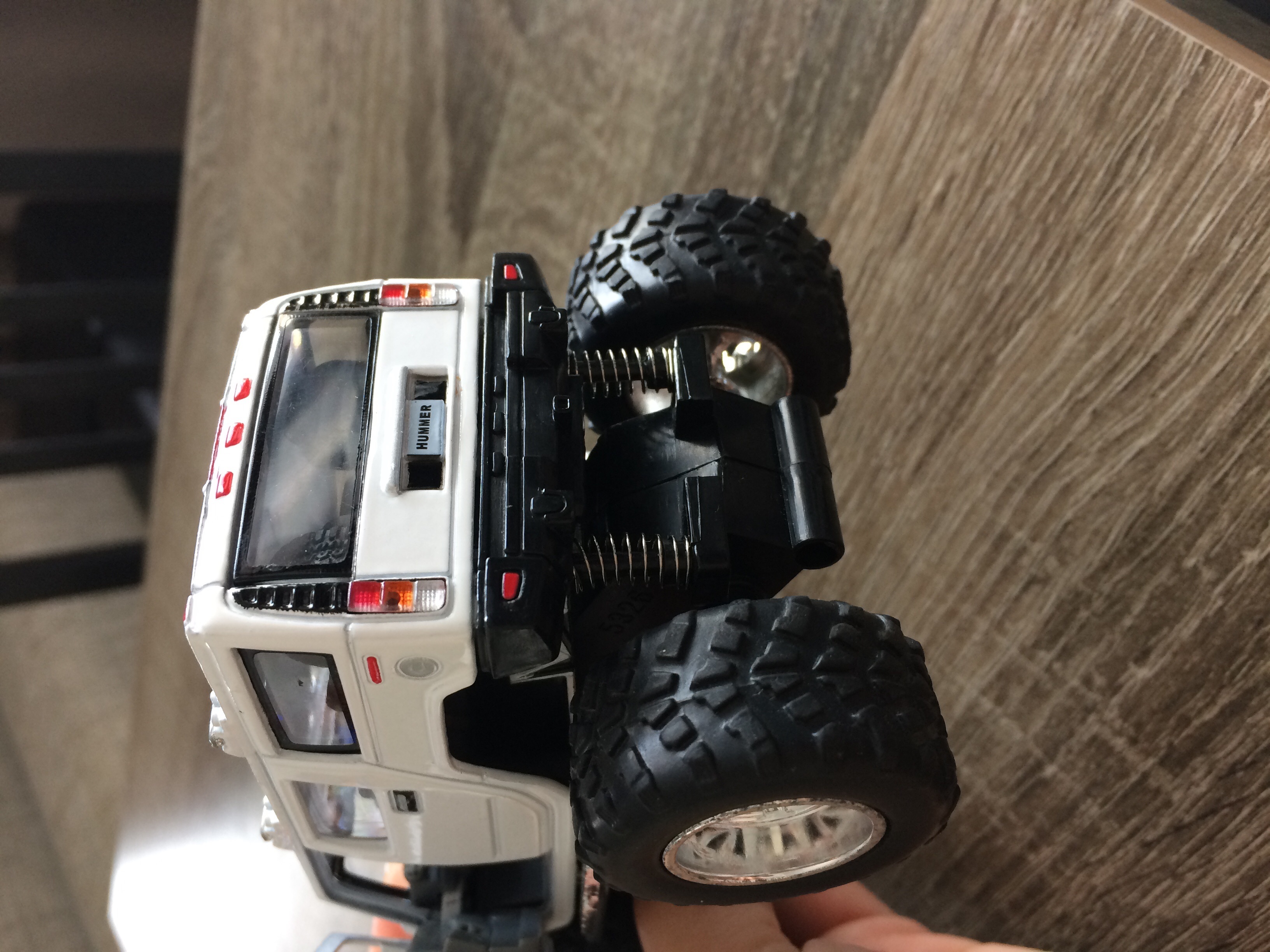 Фотография покупателя товара Машина металлическая Hummer H2 SUV (Off Road), масштаб 1:40, открываются двери, инерция, МИКС - Фото 3