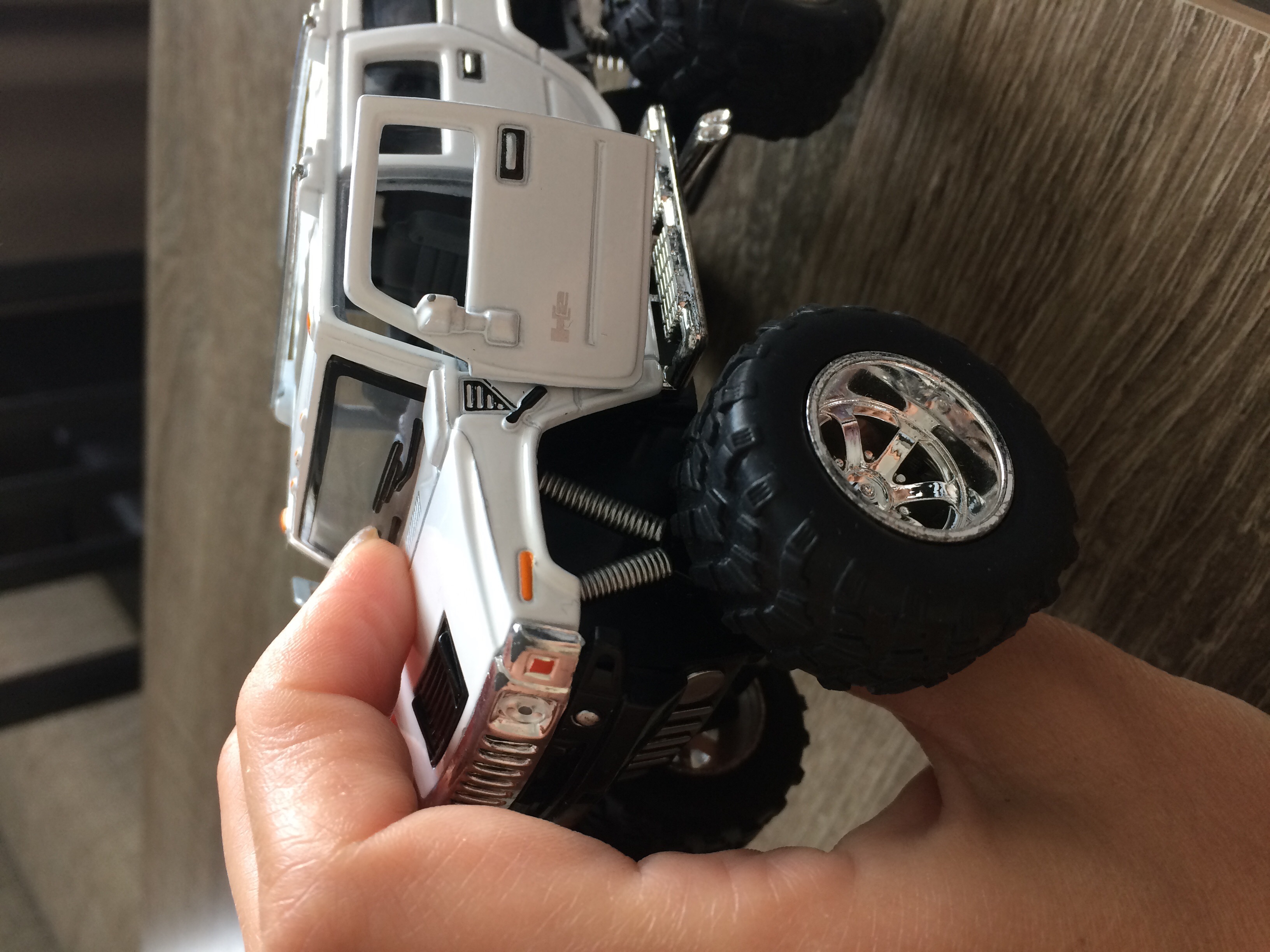 Фотография покупателя товара Машина металлическая Hummer H2 SUV (Off Road), масштаб 1:40, открываются двери, инерция, МИКС - Фото 4