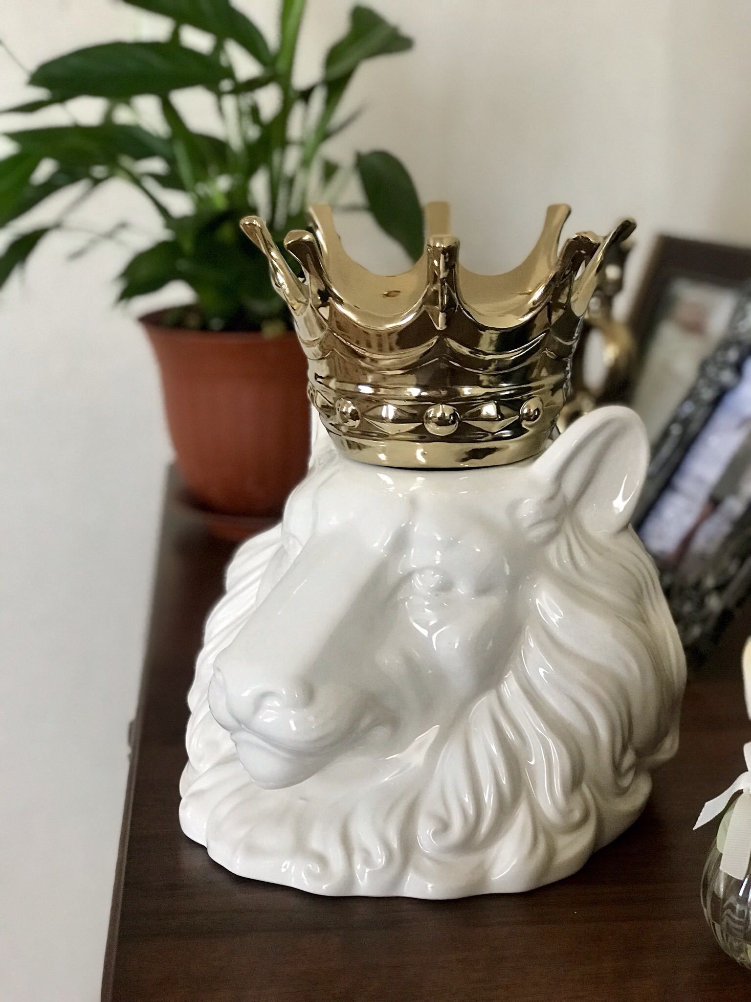 Фотография покупателя товара Ваза керамическая "Голова льва с короной", настольная, белая, золотая корона, 27 см - Фото 1