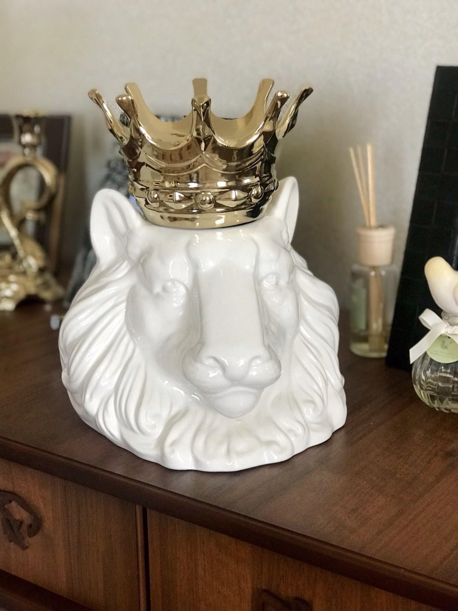 Фотография покупателя товара Ваза керамическая "Голова льва с короной", настольная, белая, золотая корона, 27 см - Фото 2