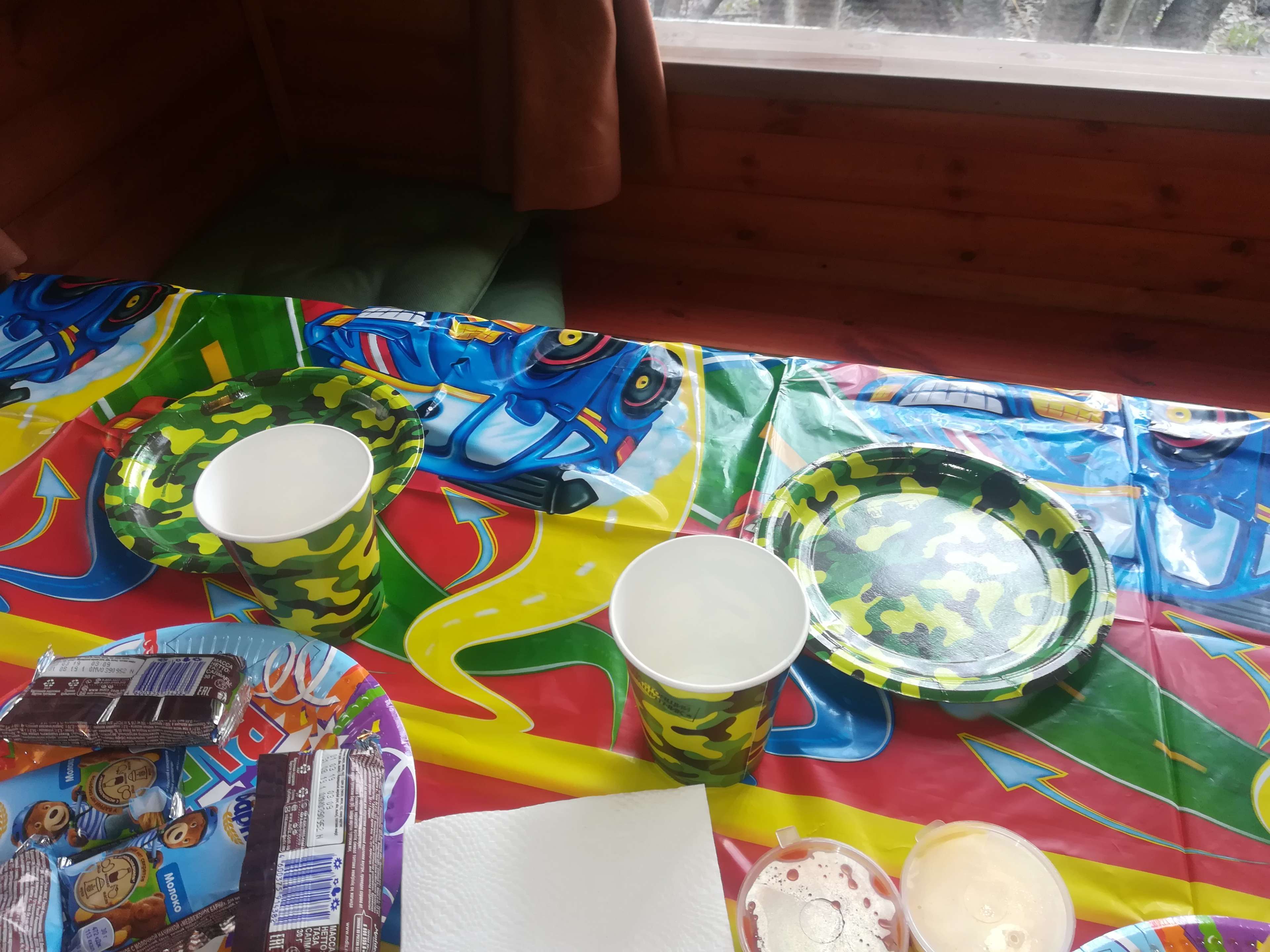 Фотография покупателя товара Набор бумажной посуды «С днём рождения. Хаки», 6 тарелок, 6 стаканов, 6 колпаков, 1 гирлянда - Фото 3