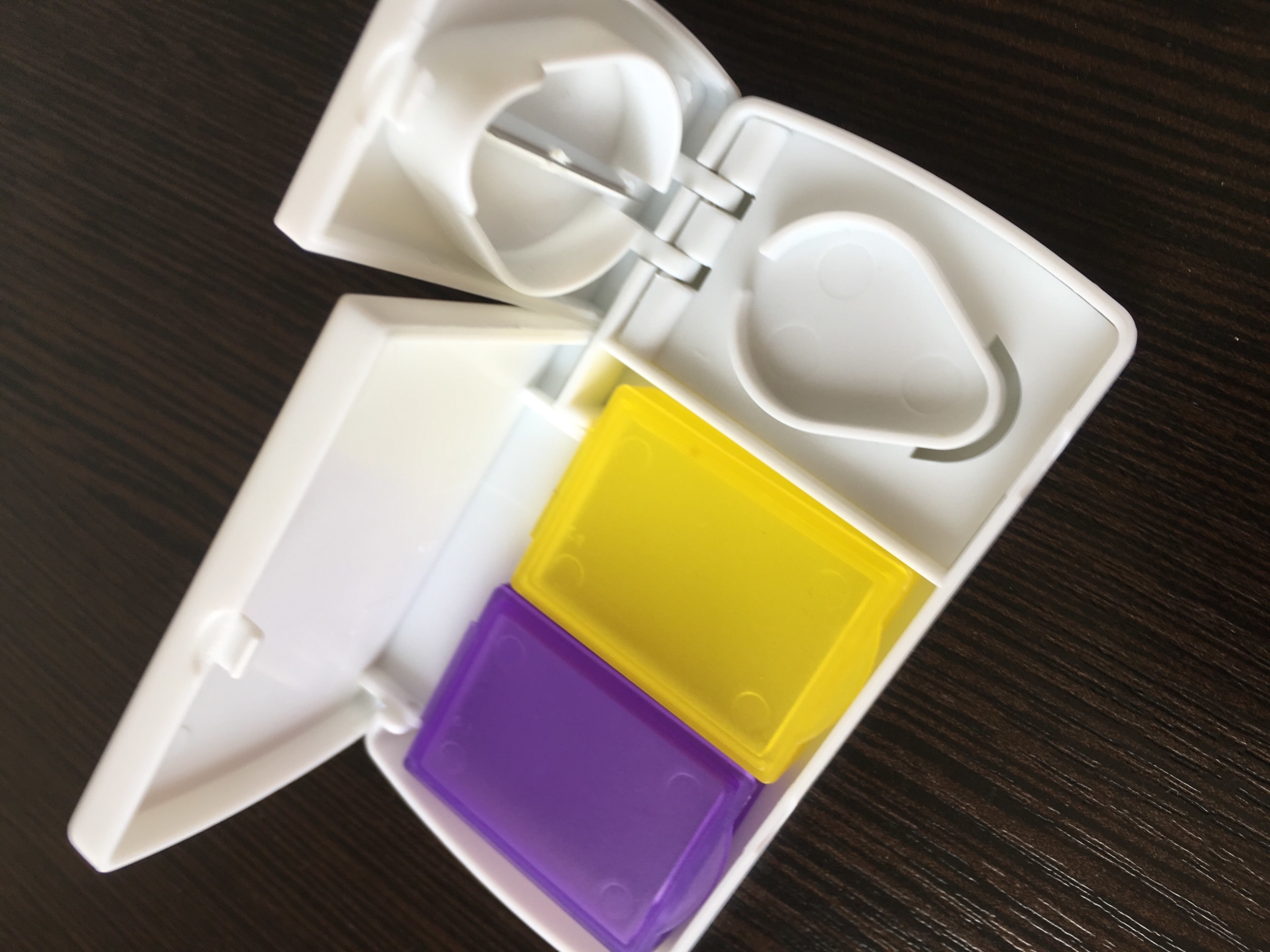 Фотография покупателя товара Таблетница с делителем, 2 секции, 9,5 × 5 × 1,5 см, цвет белый/жёлтый/фиолетовый - Фото 7