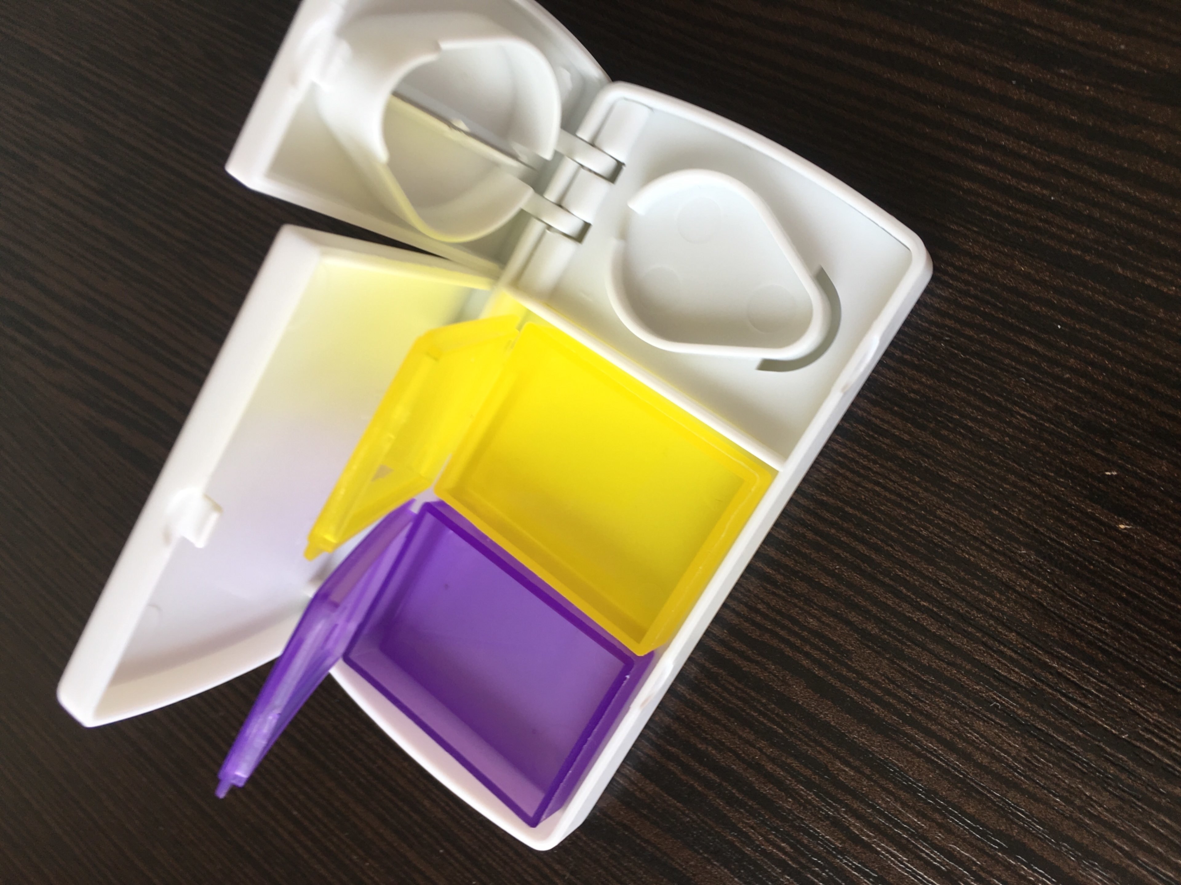 Фотография покупателя товара Таблетница с делителем, 2 секции, 9,5 × 5 × 1,5 см, цвет белый/жёлтый/фиолетовый