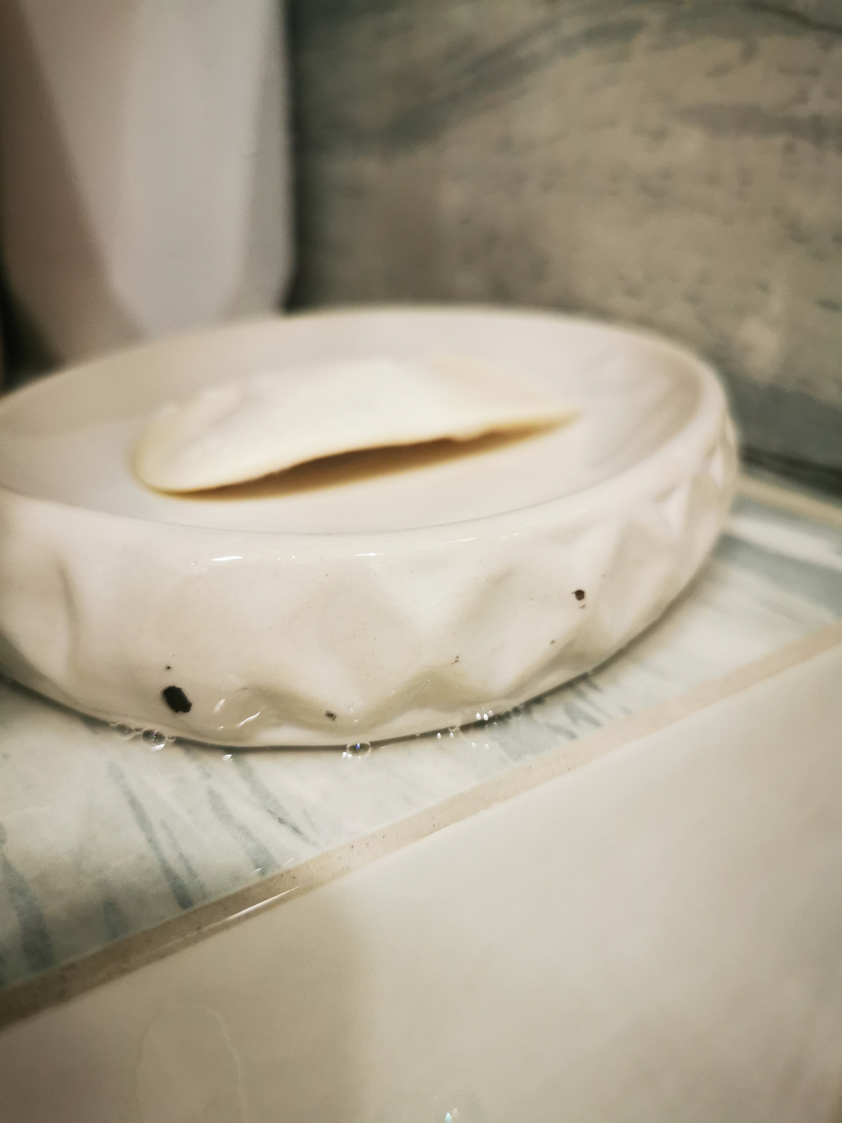 Фотография покупателя товара Набор аксессуаров для ванной комнаты «Камелия», 4 предмета (дозатор 450 мл, мыльница, 2 стакана), цвет белый - Фото 7