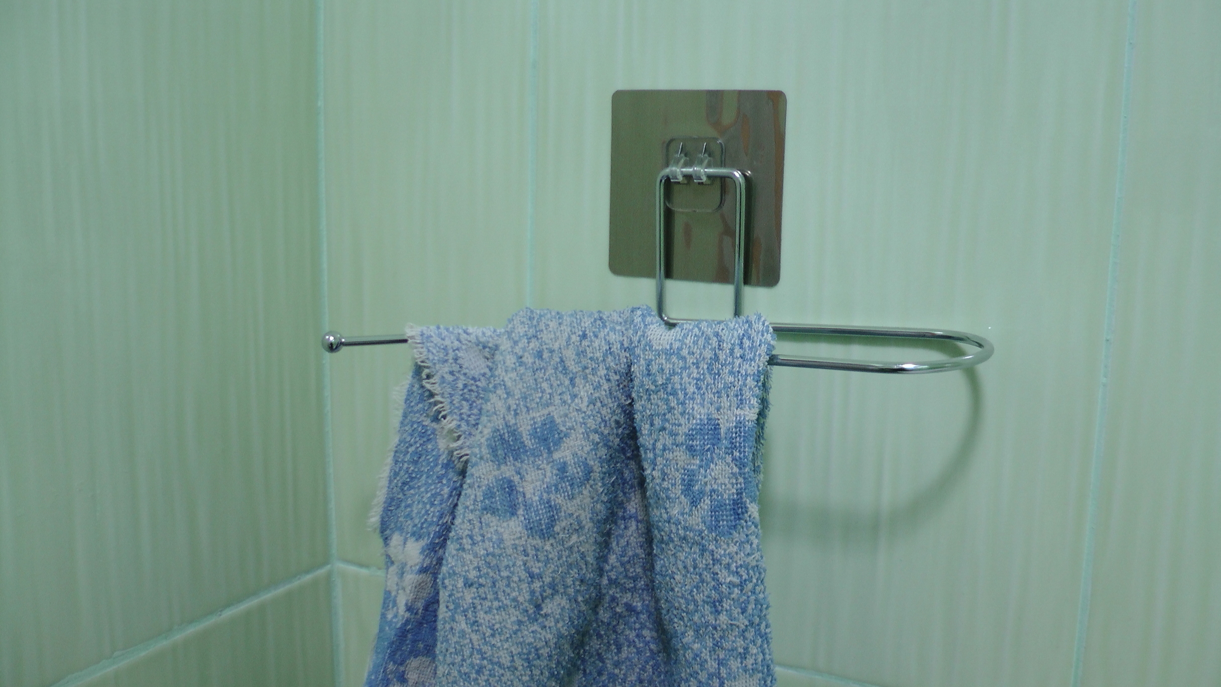 Фотография покупателя товара Держатель для полотенец на липучке Доляна, 27×7×7 см, цвет хром - Фото 2