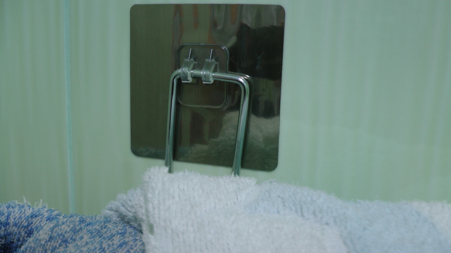 Фотография покупателя товара Держатель для полотенец на липучке Доляна, 27×7×7 см, цвет хромированный