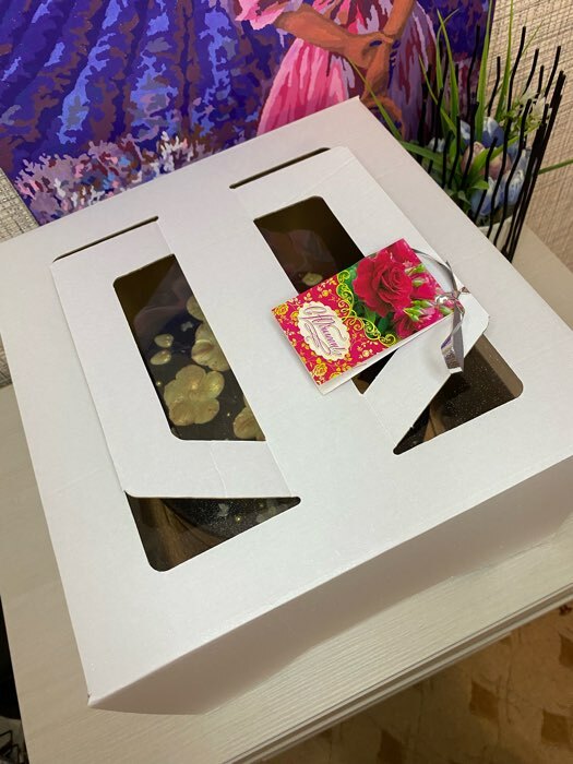 Фотография покупателя товара Коробка под торт 2 окна, с ручками, белая, 21×21×11 см - Фото 13