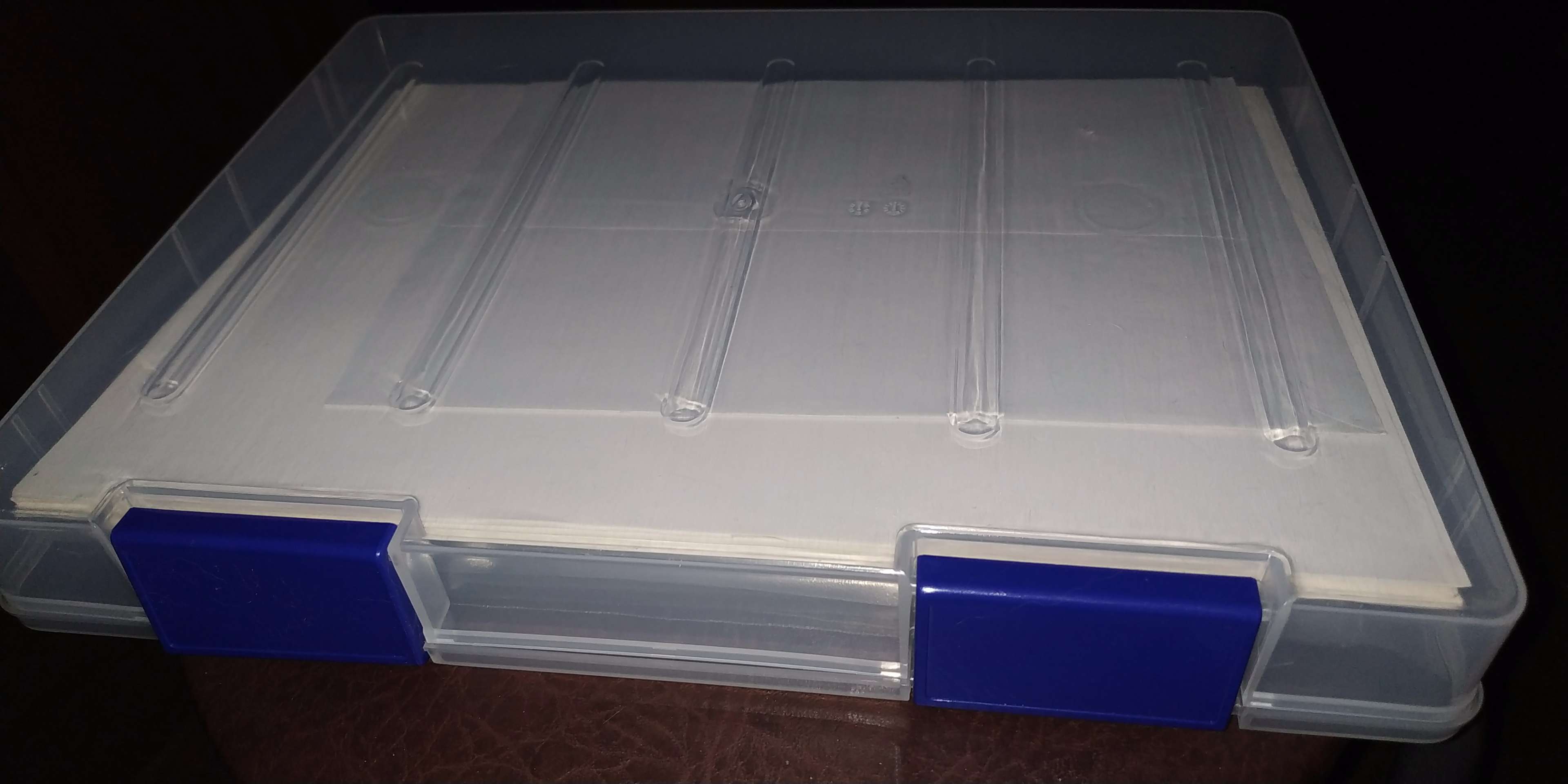 Фотография покупателя товара Папка для документов А4, с синими защелками, 230 х 305 х 40 мм, прозрачный корпус