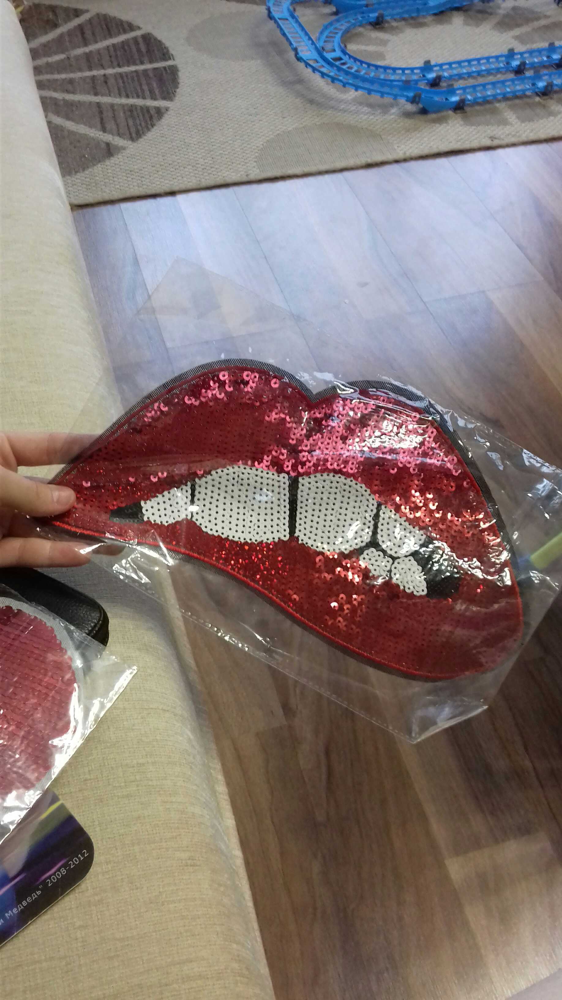 Фотография покупателя товара Термоаппликация «Губы», с пайетками, 28 × 15 см, цвет красный - Фото 3