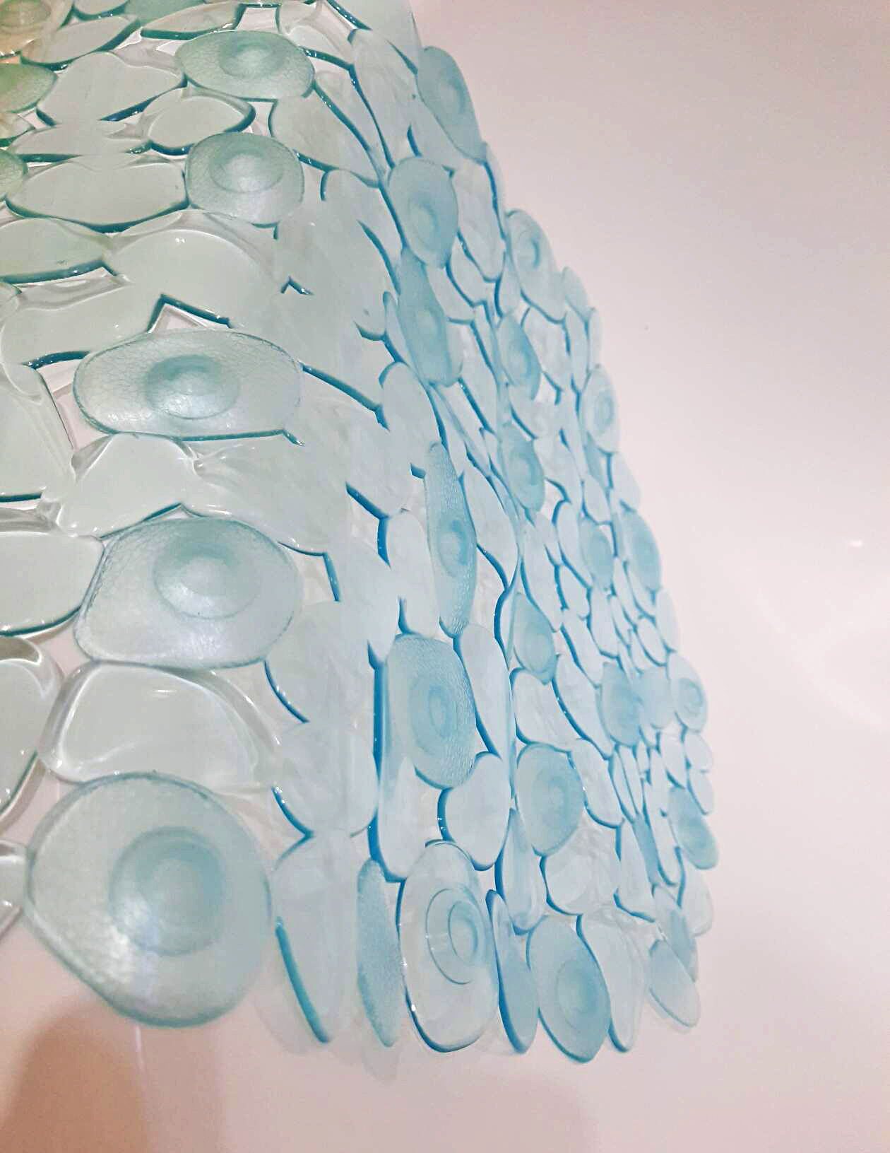 Фотография покупателя товара Коврик противоскользящий СПА в ванну на присосках Доляна «Крупная галька», 35×65 см, цвет МИКС - Фото 3