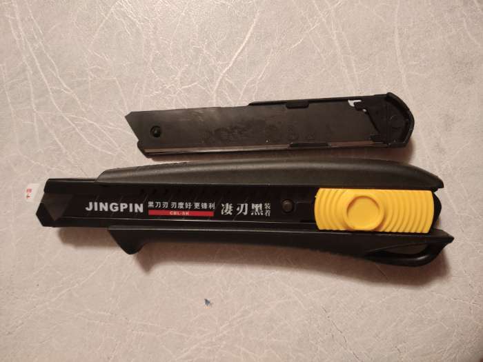 Фотография покупателя товара Нож канцелярский 18 мм, чёрный + чёрное лезвие 1 штука