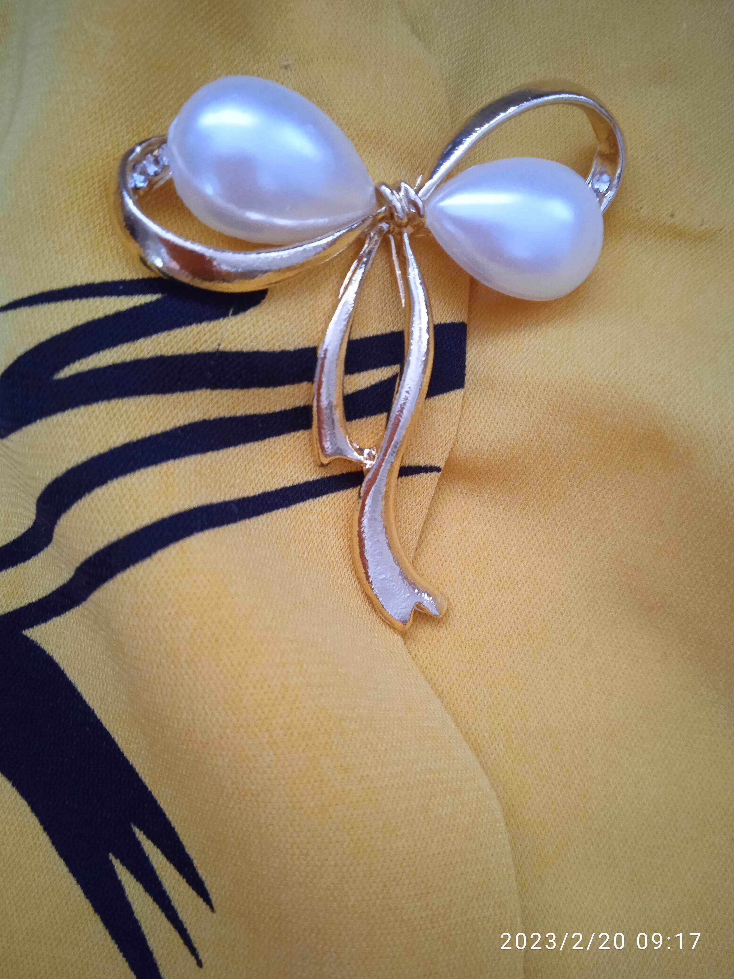 Фотография покупателя товара Брошь «Бантик» с жемчужинками, цвет белый в золоте - Фото 1