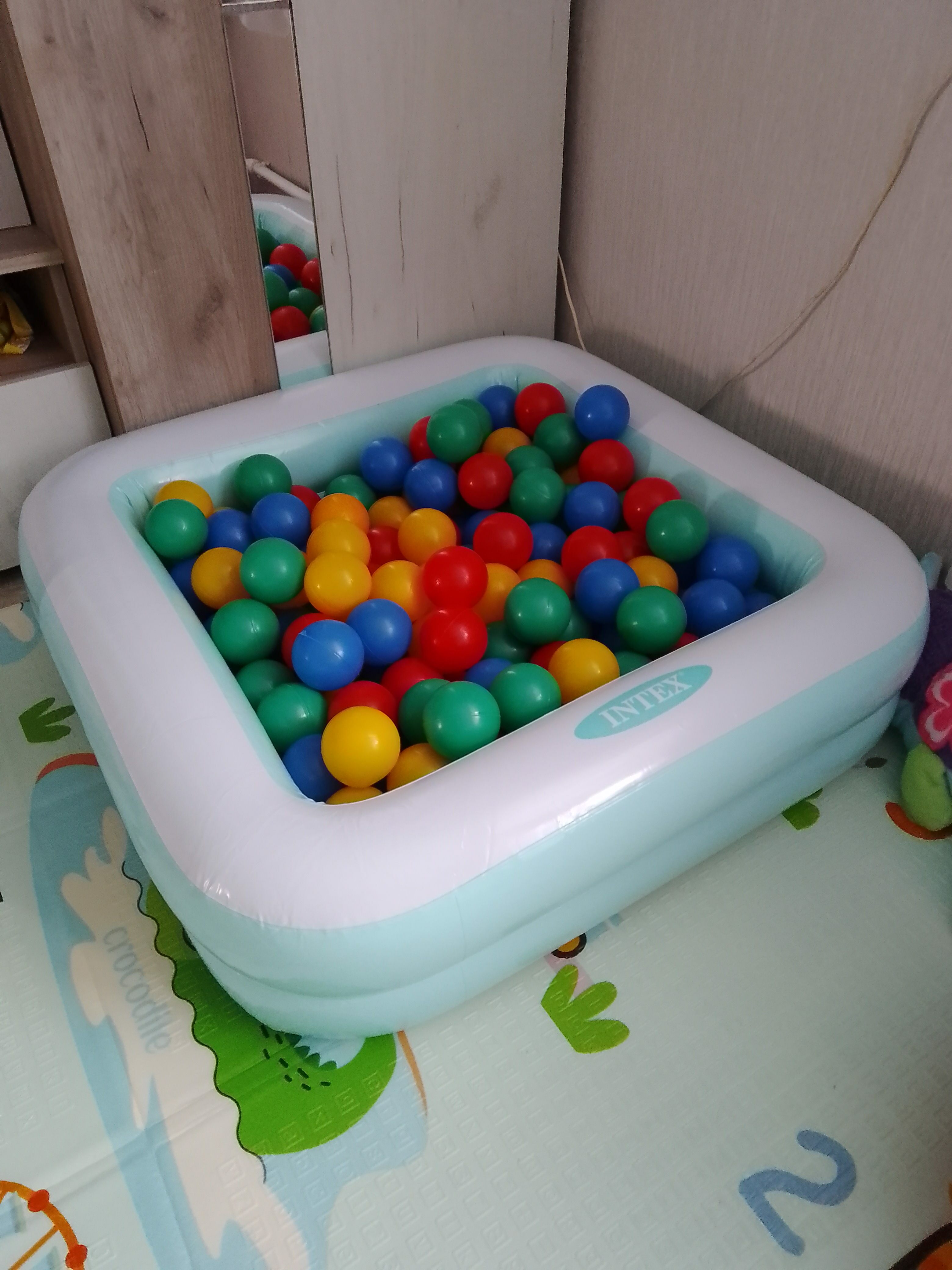 Фотография покупателя товара Бассейн надувной «Малыш» 57100NP INTEX, 86 х 86 х 25 см, 1-3 года, цвет микс - Фото 1