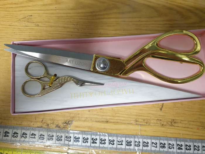 Фотография покупателя товара Набор ножниц подарочный: закройные ножницы 9", 23,5 см, ножницы вышивальные «Цапельки» 3,7", 9,5 см, цвет золотой - Фото 2