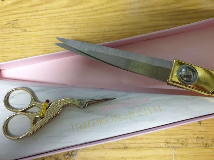 Фотография покупателя товара Набор ножниц подарочный: закройные ножницы 9", 23,5 см, ножницы вышивальные «Цапельки» 3,7", 9,5 см, цвет золотой - Фото 1