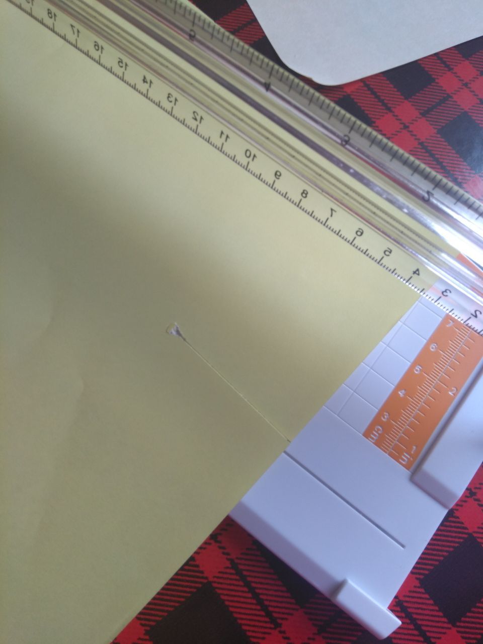 Фотография покупателя товара Роликовый резак для бумаги А4, до 3 листов, безопасное лезвие, длина реза 320 мм, в пакете, МИКС