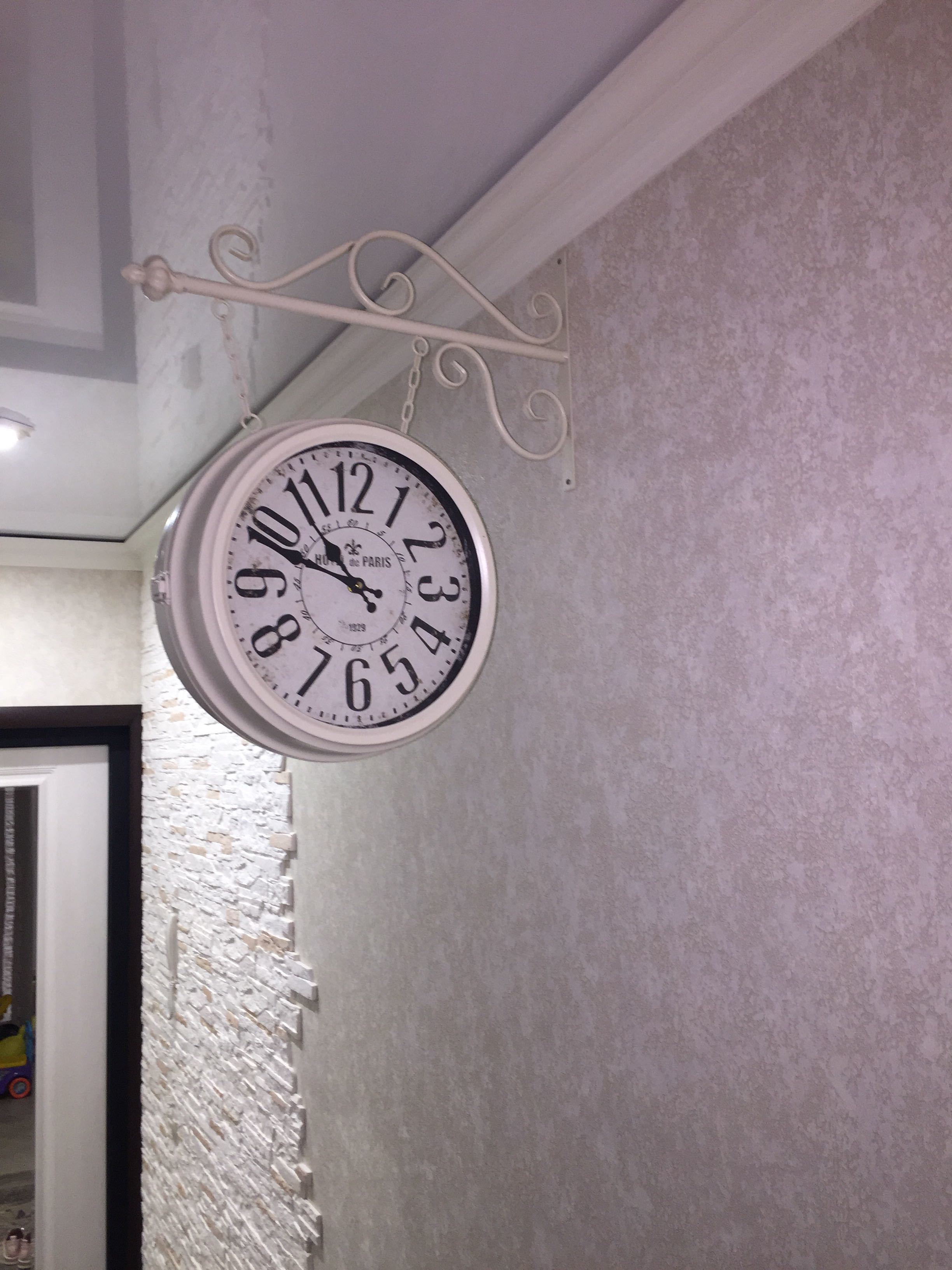 Фотография покупателя товара Часы настенные двусторонние, на подвесе "Вокзальные", 55 х 50 см - Фото 2