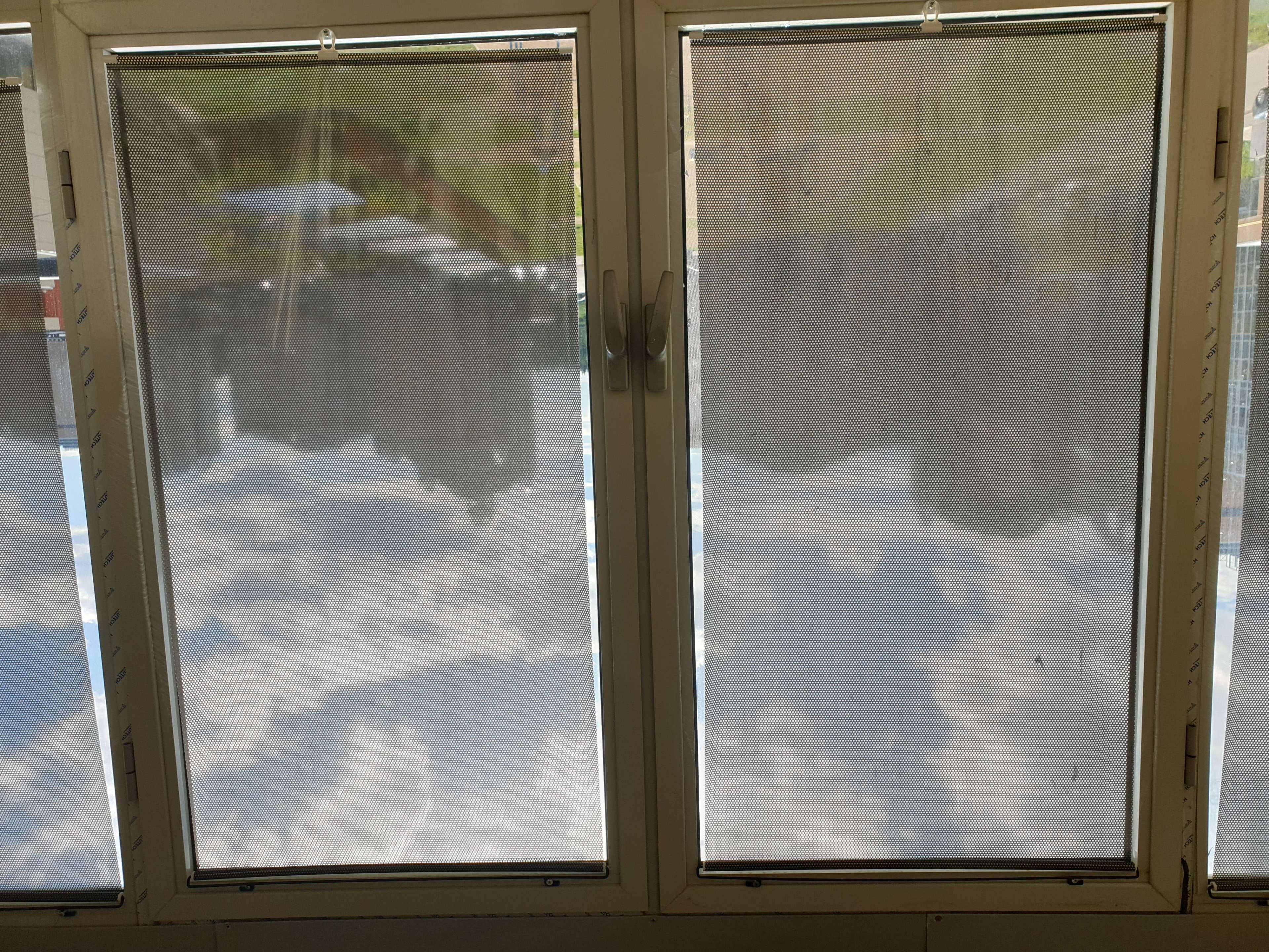 Фотография покупателя товара Автомобильная шторка на стекло, раздвижная 68×125 см, цвет черный