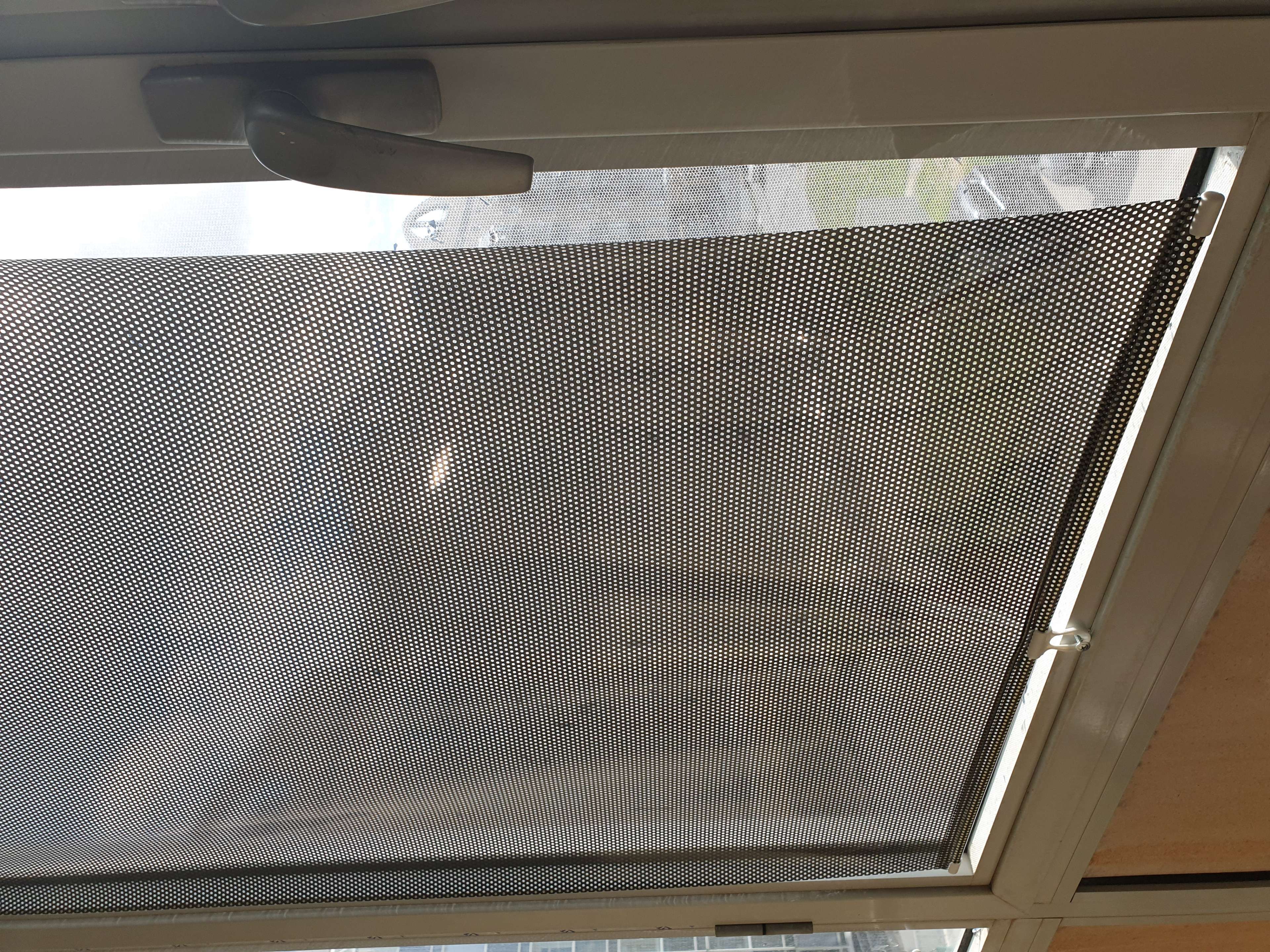 Фотография покупателя товара Автомобильная шторка на стекло, раздвижная 68×125 см, цвет черный - Фото 2