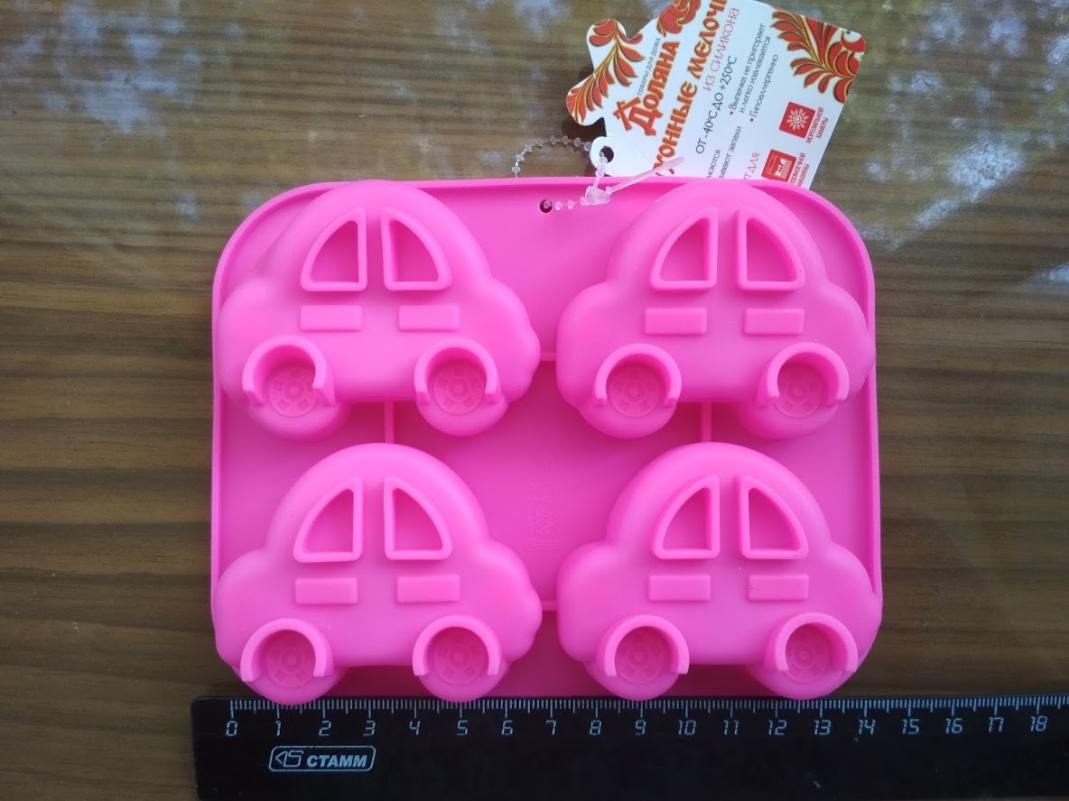 Фотография покупателя товара Форма силиконовая для выпечки Доляна «Машина», 15×12 см, 4 ячейки (6,6×4,4 см), цвет МИКС - Фото 1