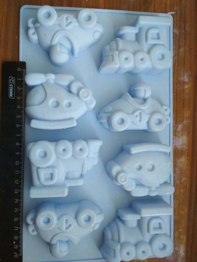 Фотография покупателя товара Форма для выпечки Доляна «Транспорт», силикон, 29×17,5 см, 8 ячеек (7,5×5,8 см), цвет МИКС