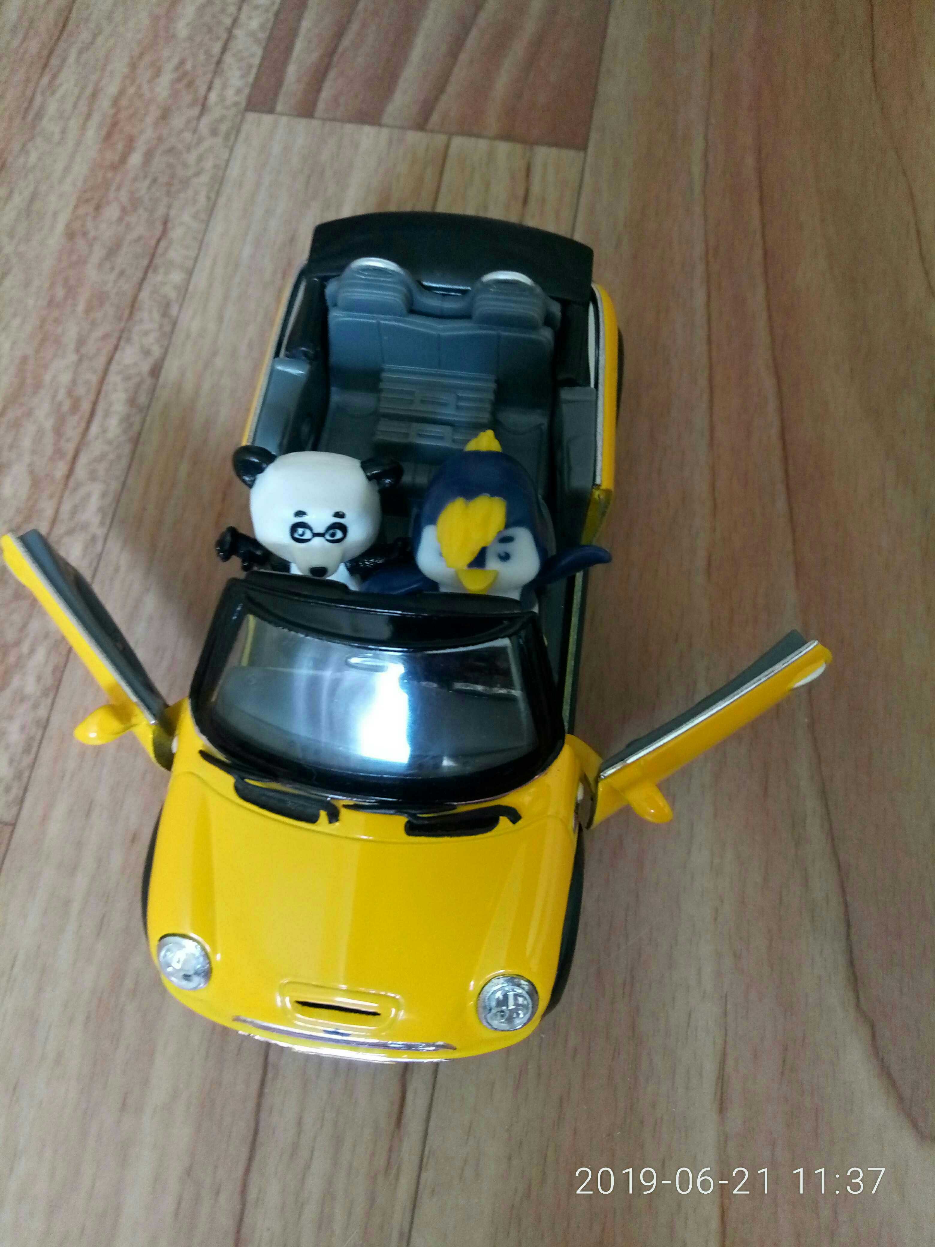 Фотография покупателя товара Машина металлическая Mini Cooper S Convertible, 1:28, открываются двери, инерция, цвет жёлтый - Фото 2