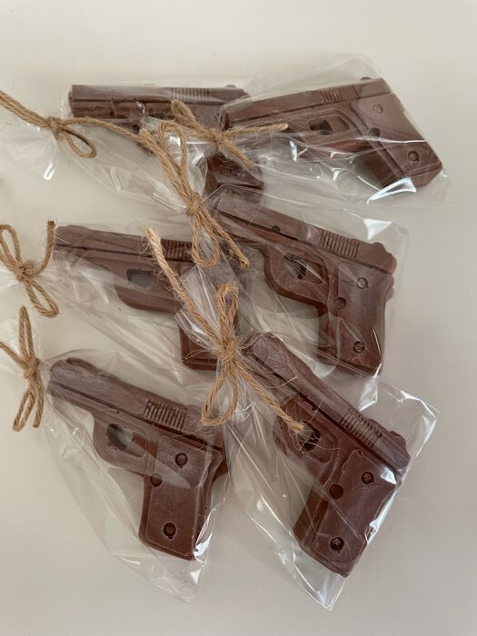 Фотография покупателя товара Форма для украшений Доляна «Пистолет», силикон, 18,7×13,4 см, 6 ячеек (7,5×5,1 см), цвет тёмно-серый