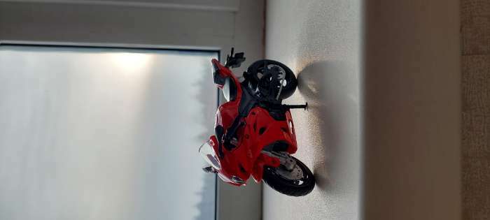 Фотография покупателя товара Модель мотоцикла металл. Suzuki GSX-R 1000 1:18, цвет красный, свободный ход колёс - Фото 1