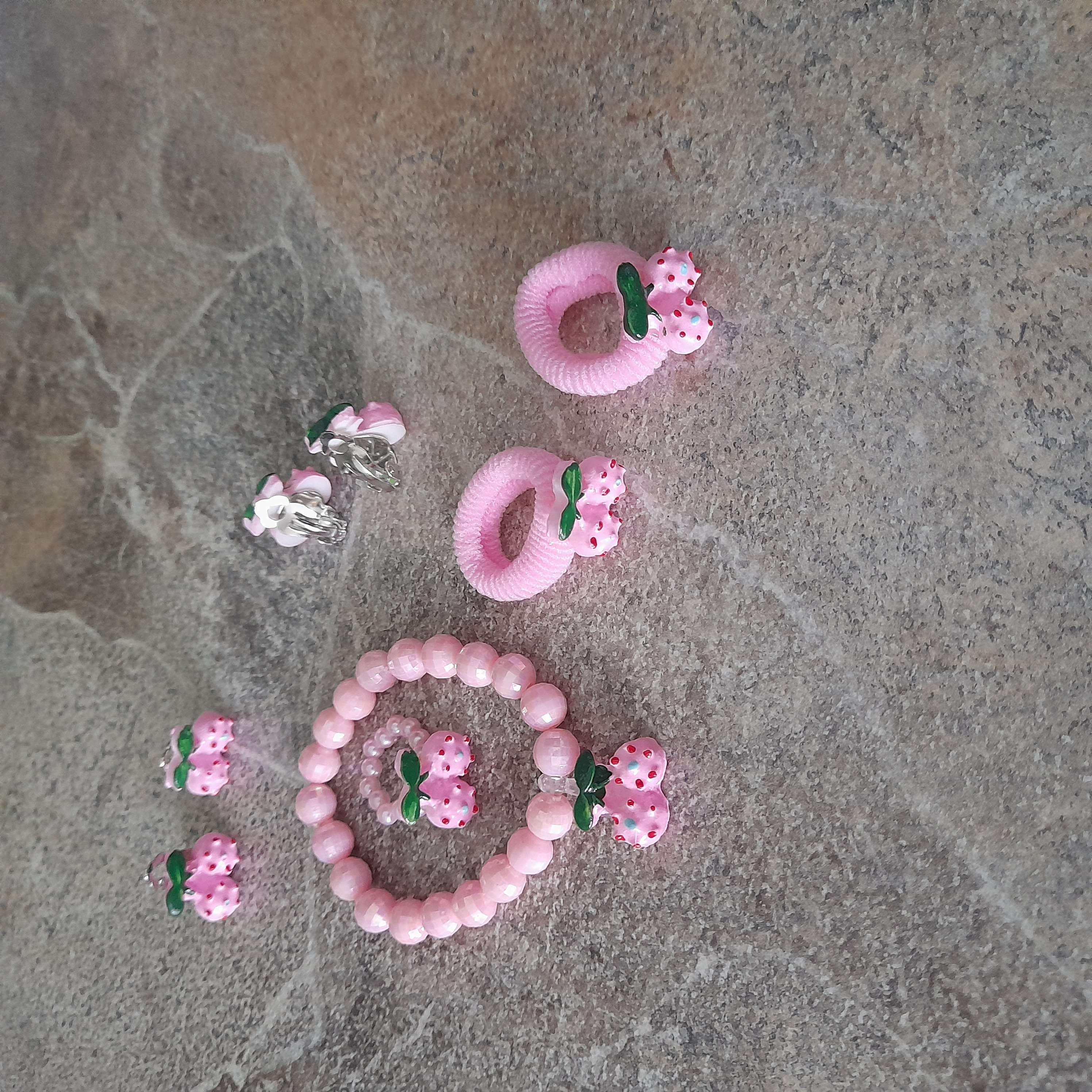 Фотография покупателя товара Комплект детский "Выбражулька" 5 предметов: 2 резинки,клипсы, браслет, кольцо, лютик, цвет МИКС - Фото 2