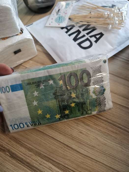 Фотография покупателя товара Сувенирные салфетки "100 евро", 2-х слойные, 25 листов, 33х33 см - Фото 1