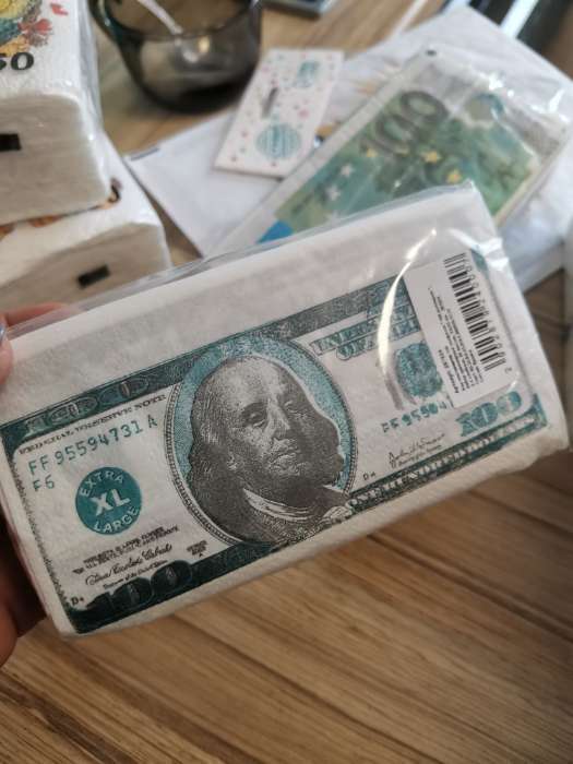 Фотография покупателя товара Набор сувенирных салфеток "100 долларов", 2-х слойные, 25 листов, 33х33 см - Фото 3