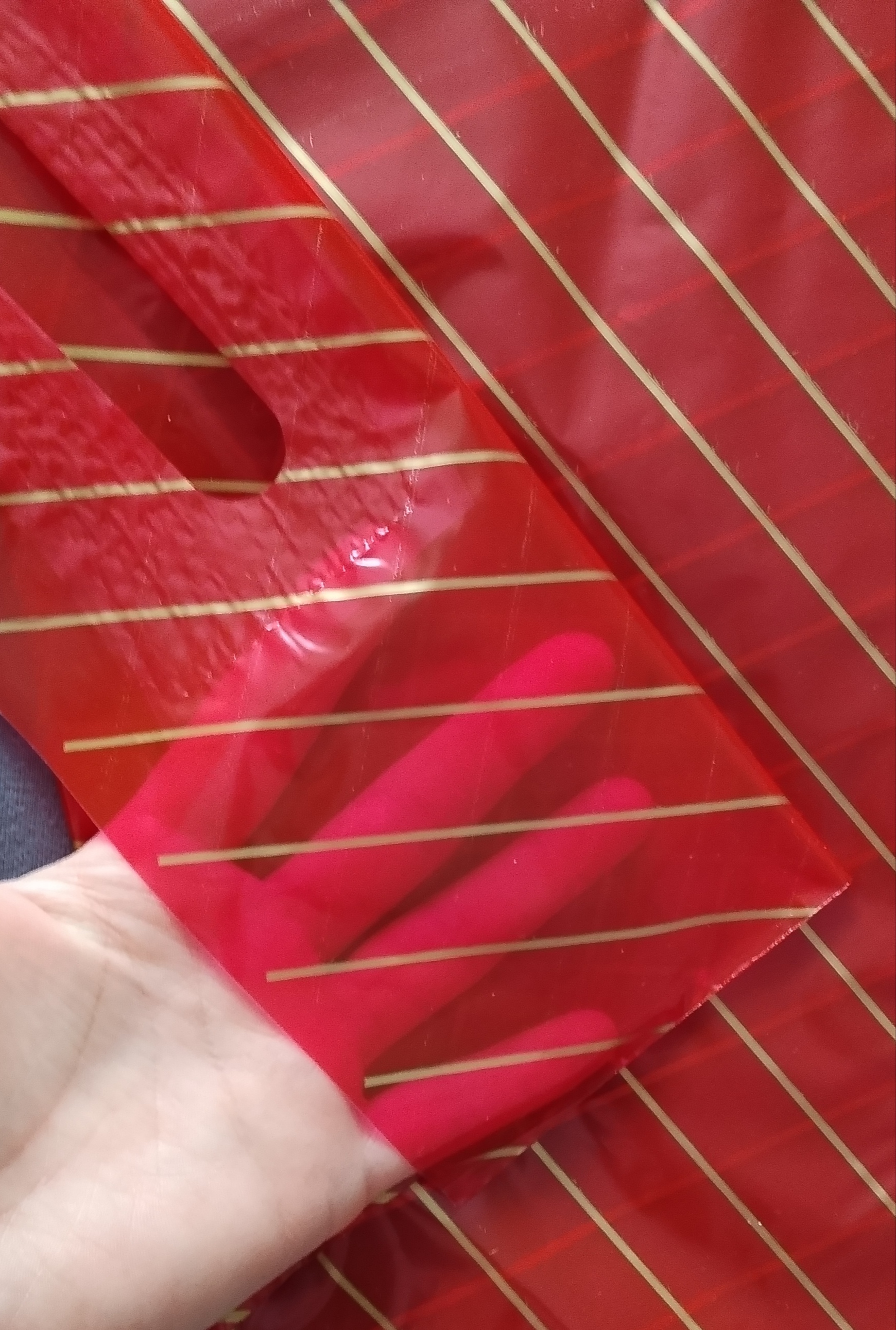 Фотография покупателя товара Пакет полиэтиленовый, с вырубной ручкой, «Полоска», бордовый, 35 х 45 см, 50 мкм - Фото 1