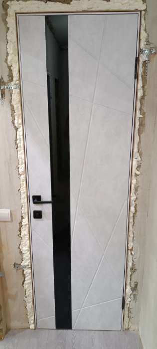 Фотография покупателя товара Дверное полотно «Торонто 1», 600 × 2000 мм, глухое, цвет бетон снежный / лакобель чёрная - Фото 2