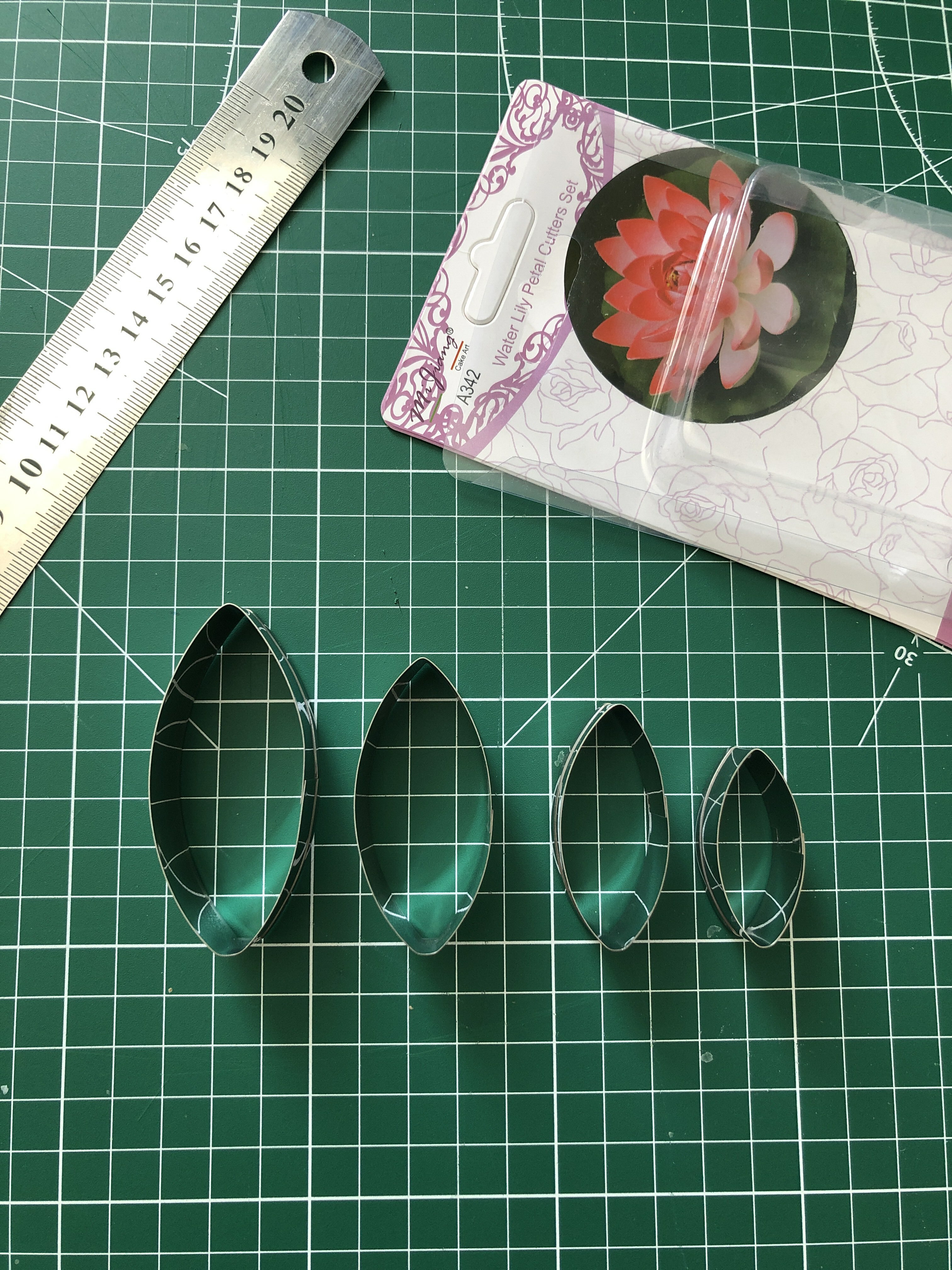 Фотография покупателя товара Набор форм для вырезания печенья «Лепестки лилии», 4 шт, цвет хромированный